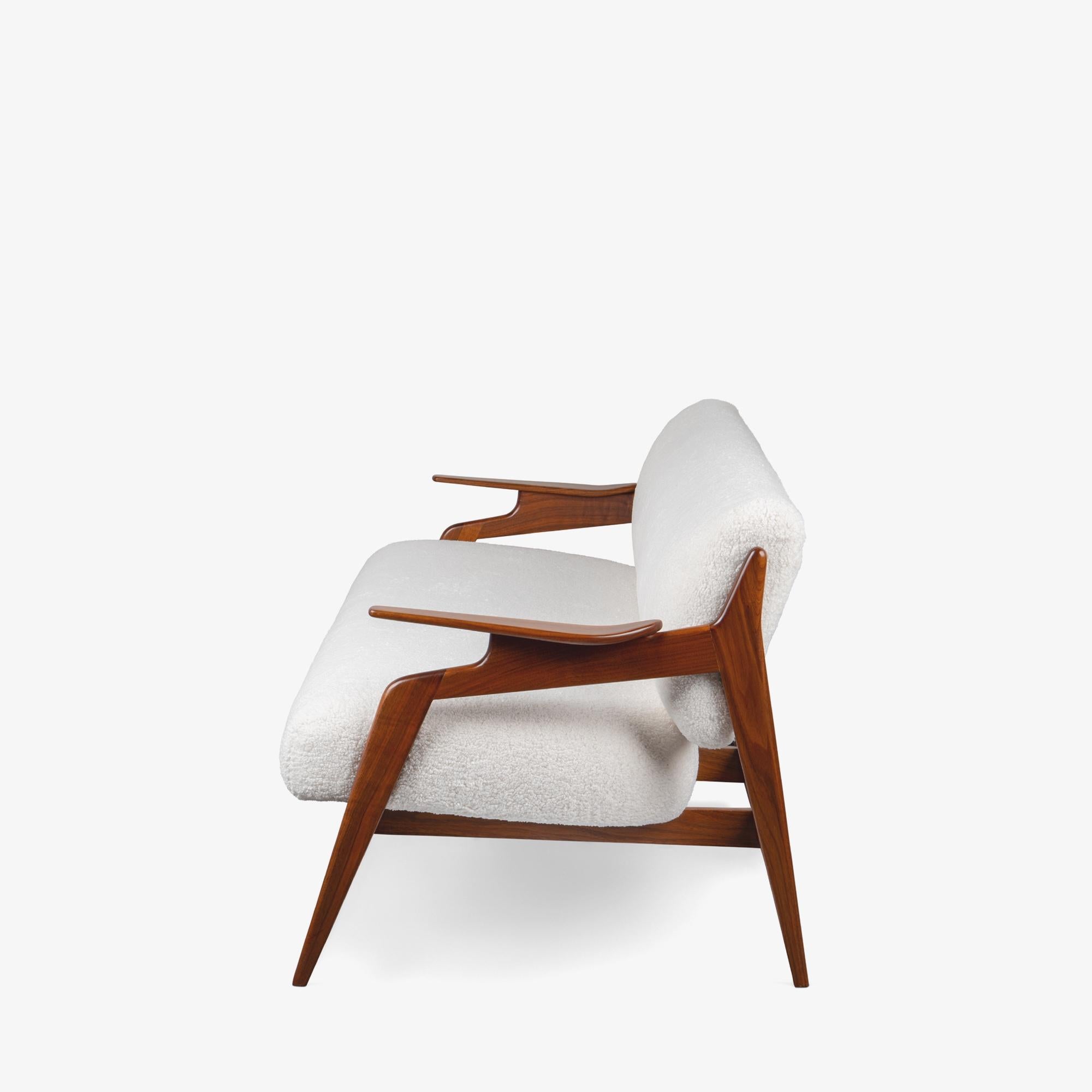 Scandinavo moderno Il divano The Modern Scandinavian in legno di noce con tessuto Knoll Puff Cloud di Collection'S in vendita