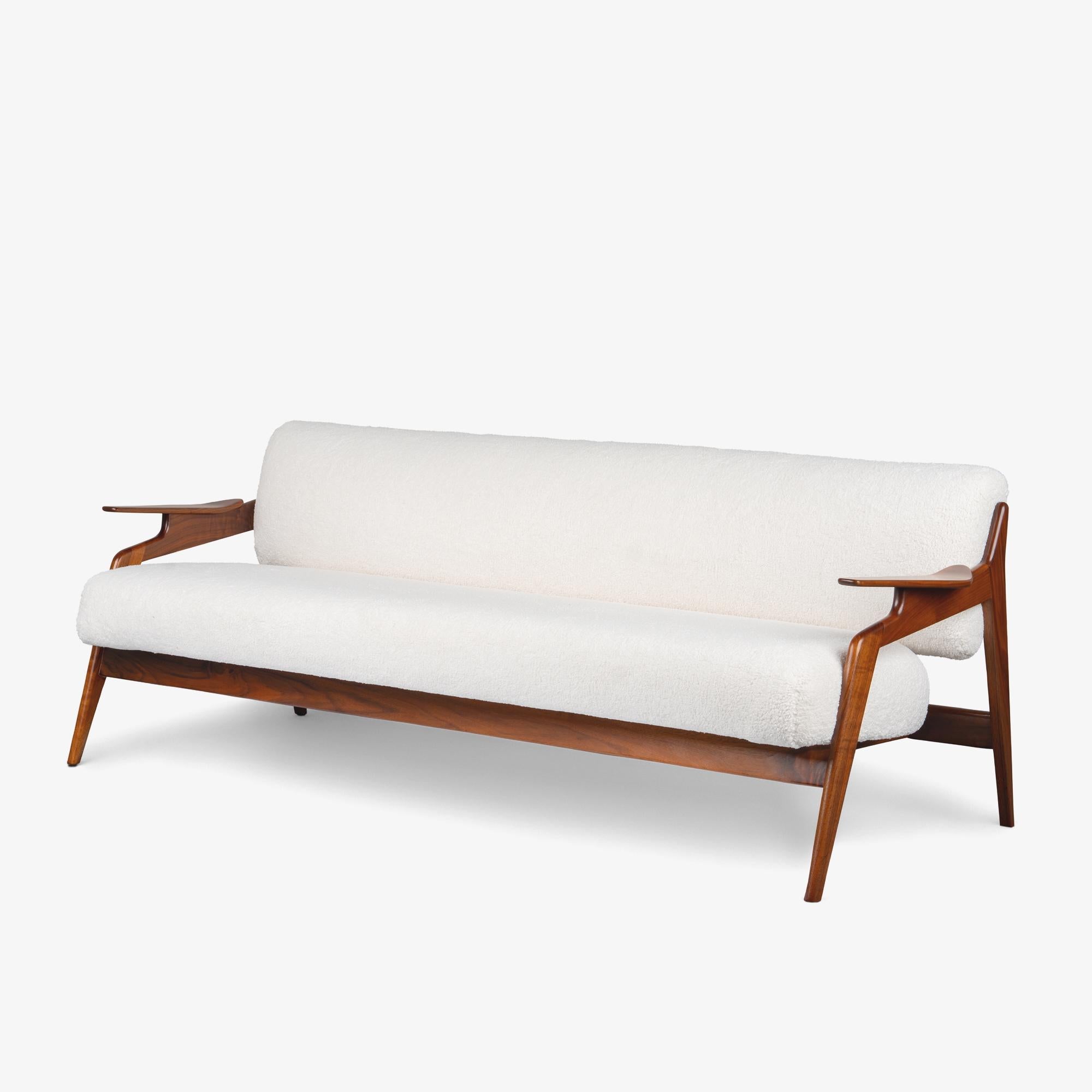 Danese Il divano The Modern Scandinavian in legno di noce con tessuto Knoll Puff Cloud di Collection'S in vendita