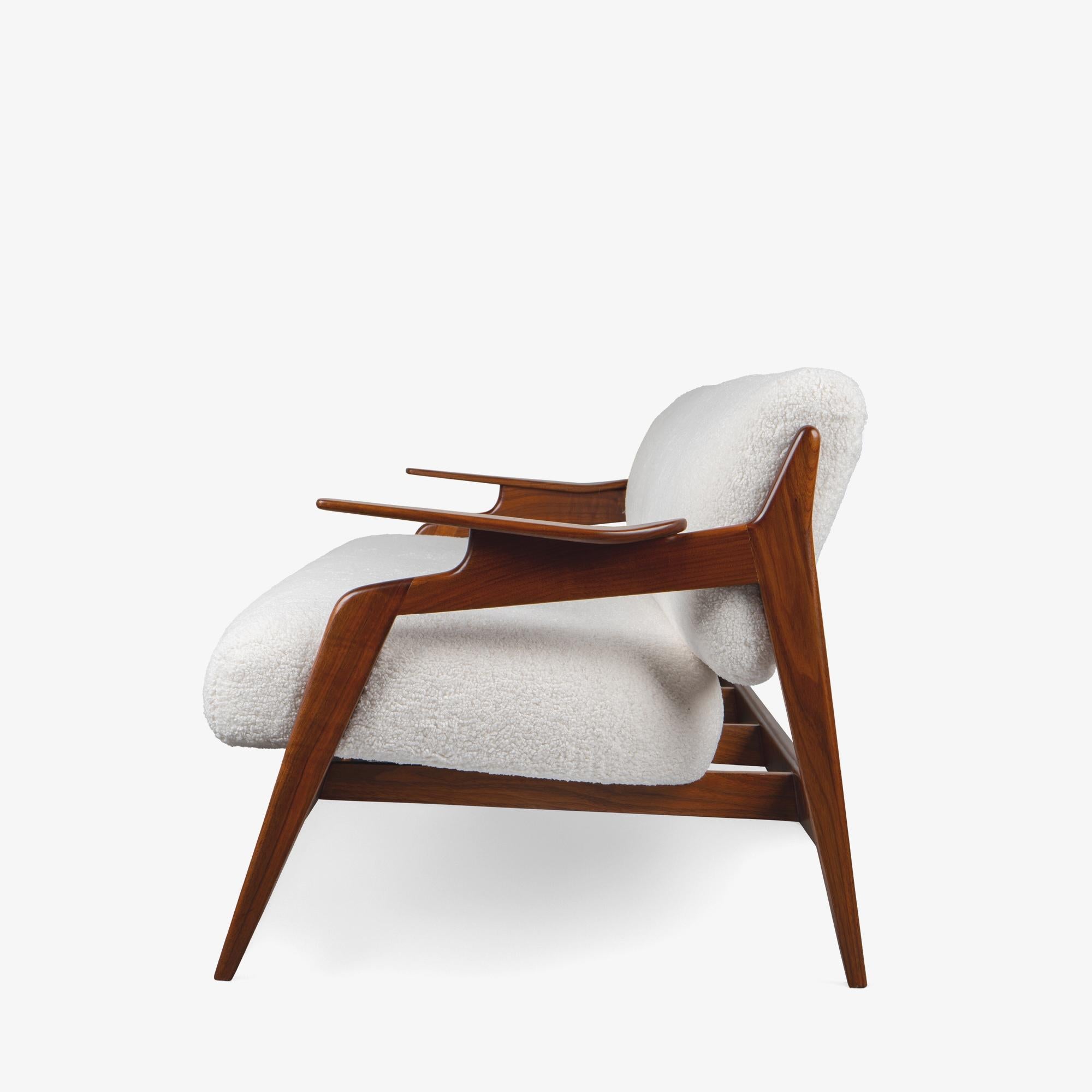 Il divano The Modern Scandinavian in legno di noce con tessuto Knoll Puff Cloud di Collection'S In condizioni buone in vendita a Stamford, CT