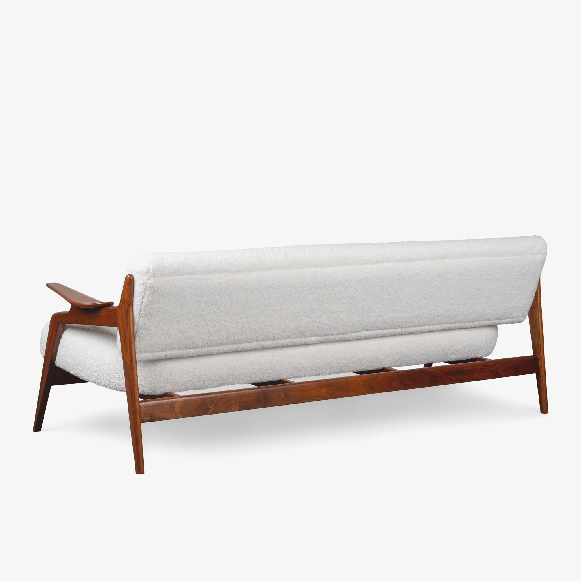 Metà XX secolo Il divano The Modern Scandinavian in legno di noce con tessuto Knoll Puff Cloud di Collection'S in vendita