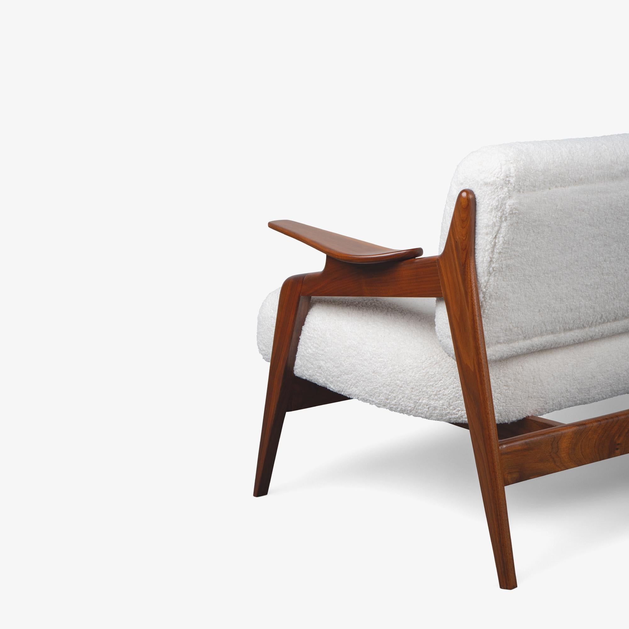 Tessuto Il divano The Modern Scandinavian in legno di noce con tessuto Knoll Puff Cloud di Collection'S in vendita