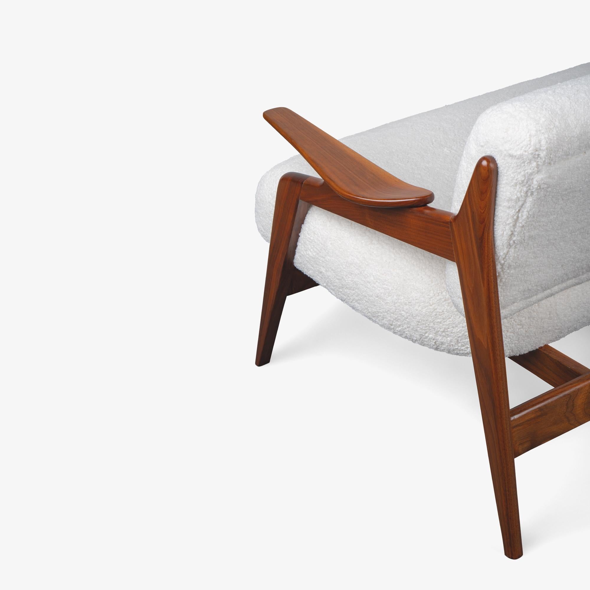 Il divano The Modern Scandinavian in legno di noce con tessuto Knoll Puff Cloud di Collection'S in vendita 1