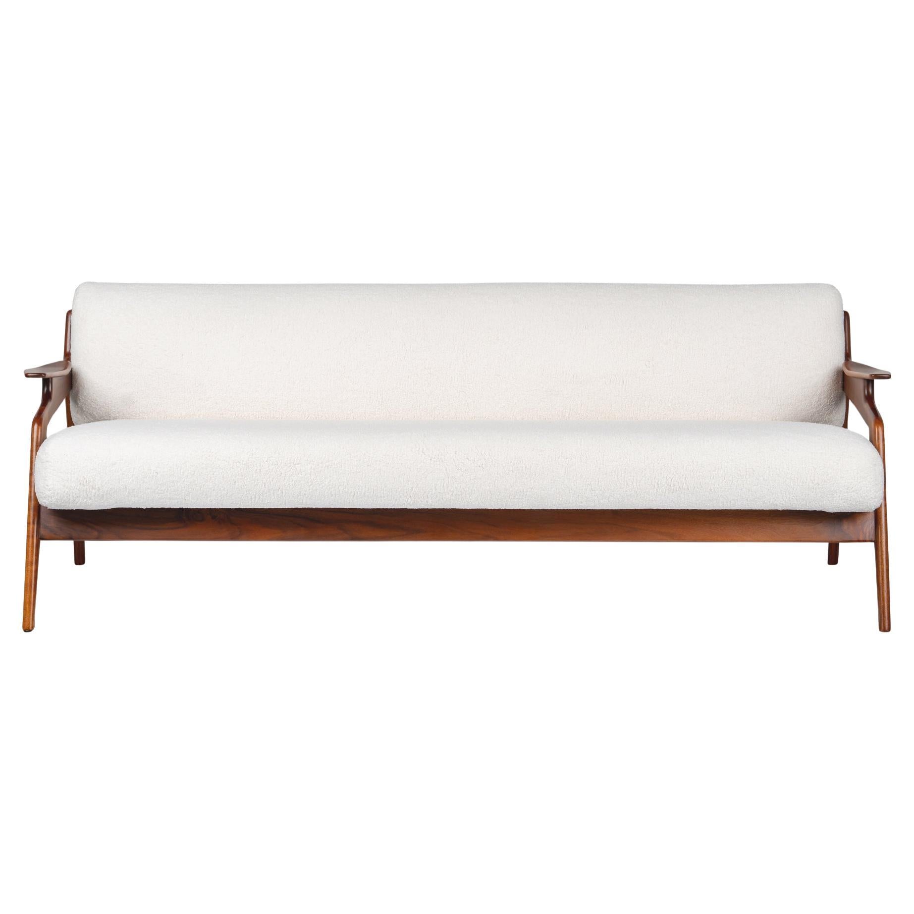 Il divano The Modern Scandinavian in legno di noce con tessuto Knoll Puff Cloud di Collection'S in vendita