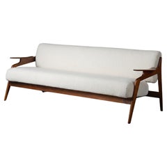 Il divano The Modern Scandinavian in legno di noce con tessuto Knoll Puff Cloud di Collection'S