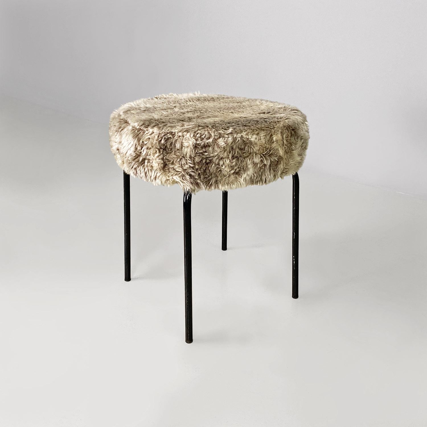 Skandinavischer moderner weißer und grauer Langflor-Stoff und schwarzer Metallstabhocker, 1970er Jahre.
Pouf oder Hocker mit gepolstertem Sitz mit seinem originalen weißen und grauen Langflor-Stoff und mit schwarzen Metallstangenbeinen.
Sie stammen