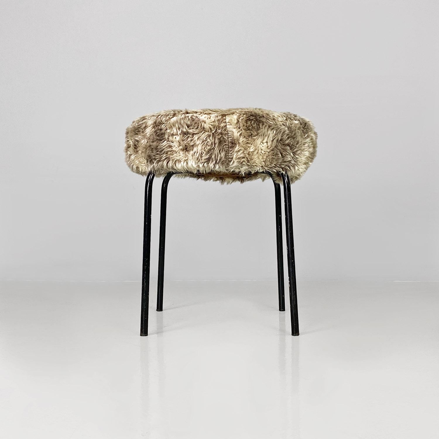 Skandinavischer moderner weiß-grauer langer Hocker oder Hocker aus Florstoff und Metall, 1970er Jahre (Ende des 20. Jahrhunderts) im Angebot