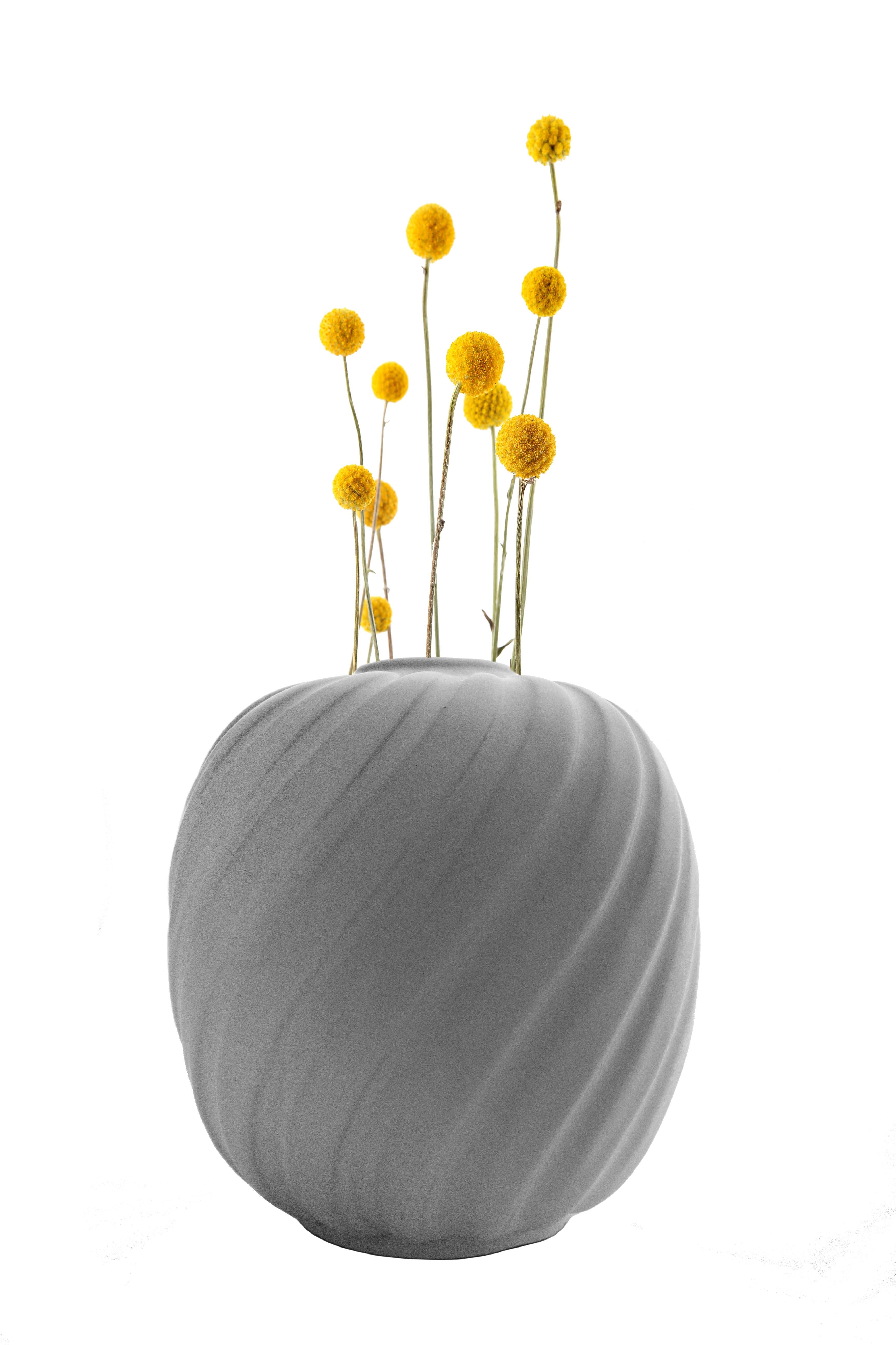 Vaso moderno scandinavo smaltato bianco opaco di Anna-Lisa Thomson. È stata una ceramista e designer svedese, attiva nel XX secolo, nota per il suo lavoro con Upsala Ekeby, un rinomato produttore di ceramiche svedese. Questo vaso è marcato 