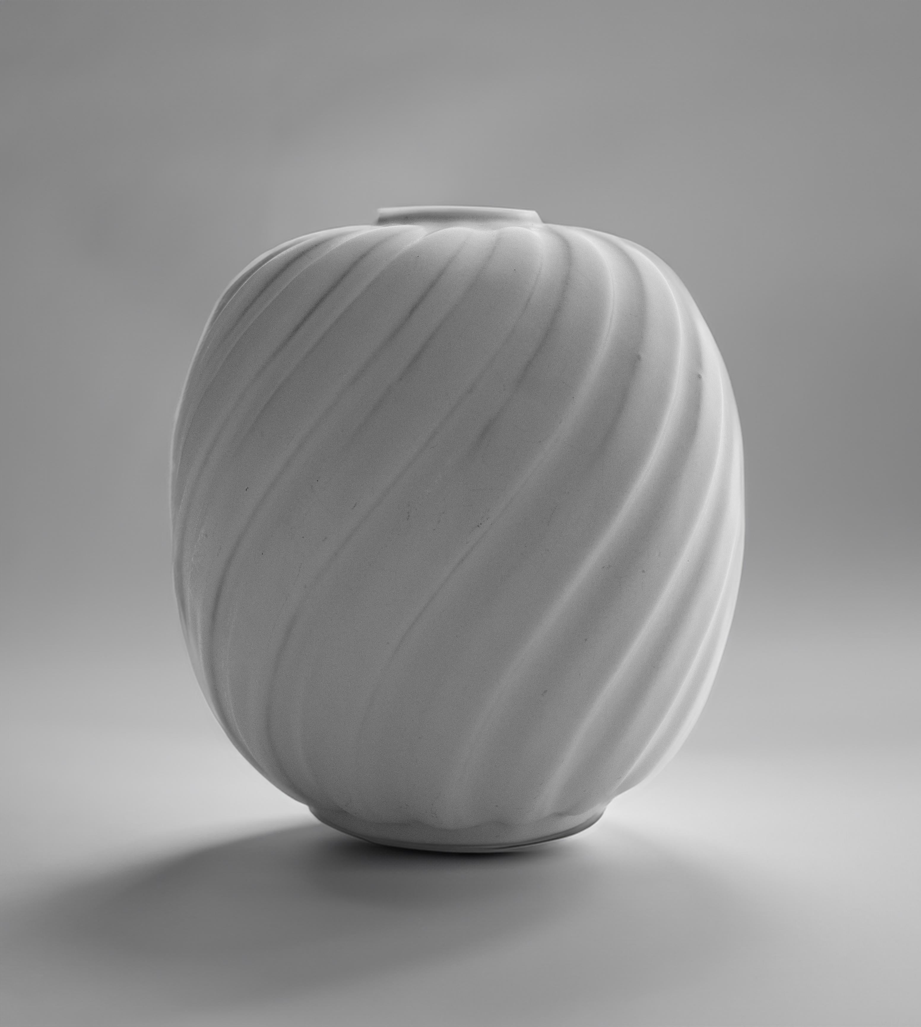 Scandinavo moderno Vaso moderno scandinavo smaltato bianco opaco di Anna-Lisa Thomson in vendita