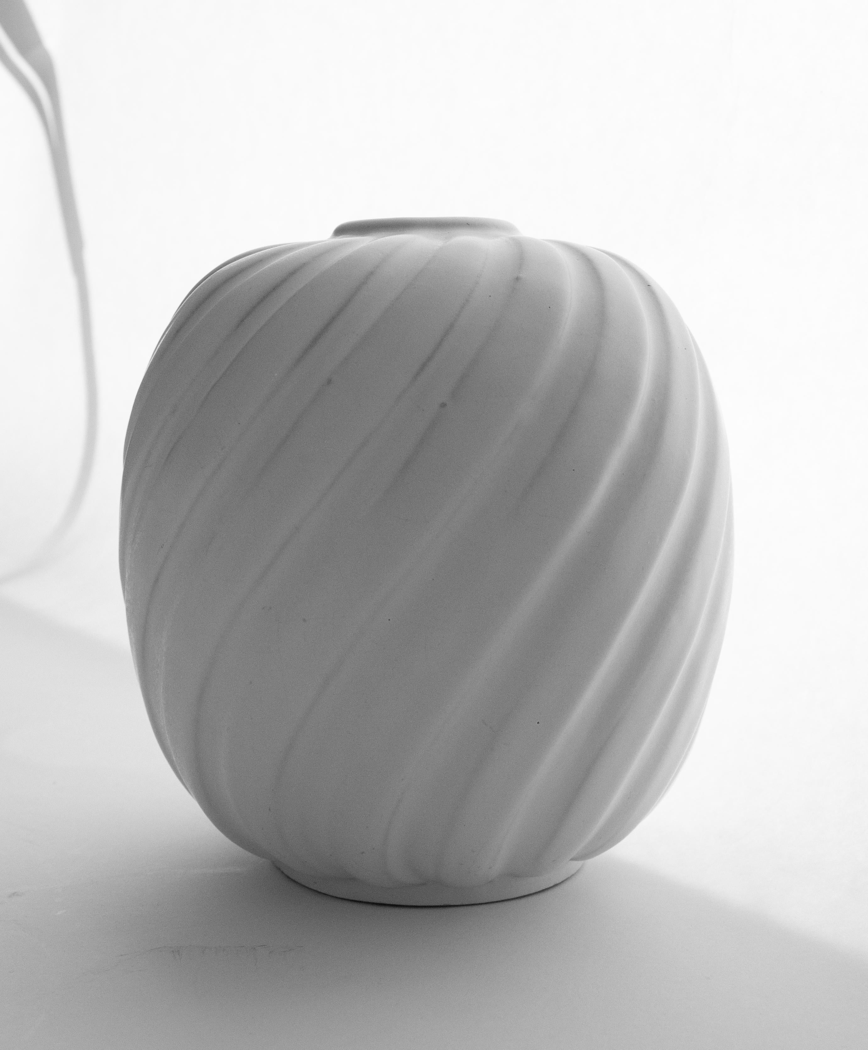 Svedese Vaso moderno scandinavo smaltato bianco opaco di Anna-Lisa Thomson in vendita