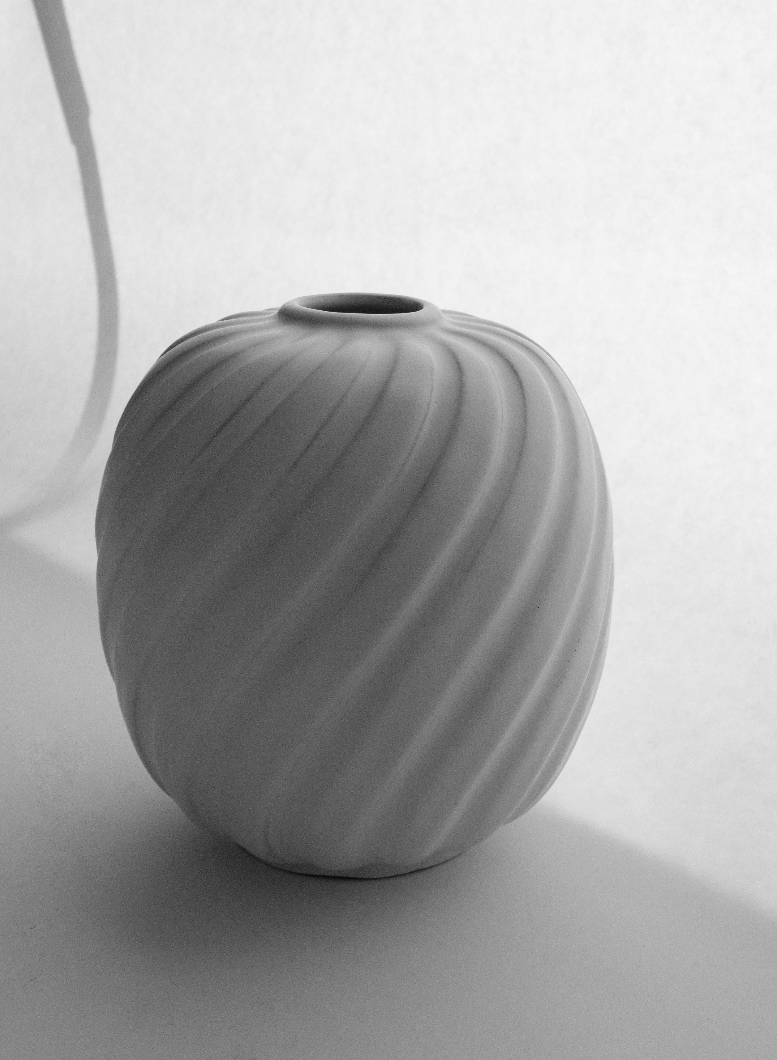 Vaso moderno scandinavo smaltato bianco opaco di Anna-Lisa Thomson In condizioni buone in vendita a Stockholm, SE