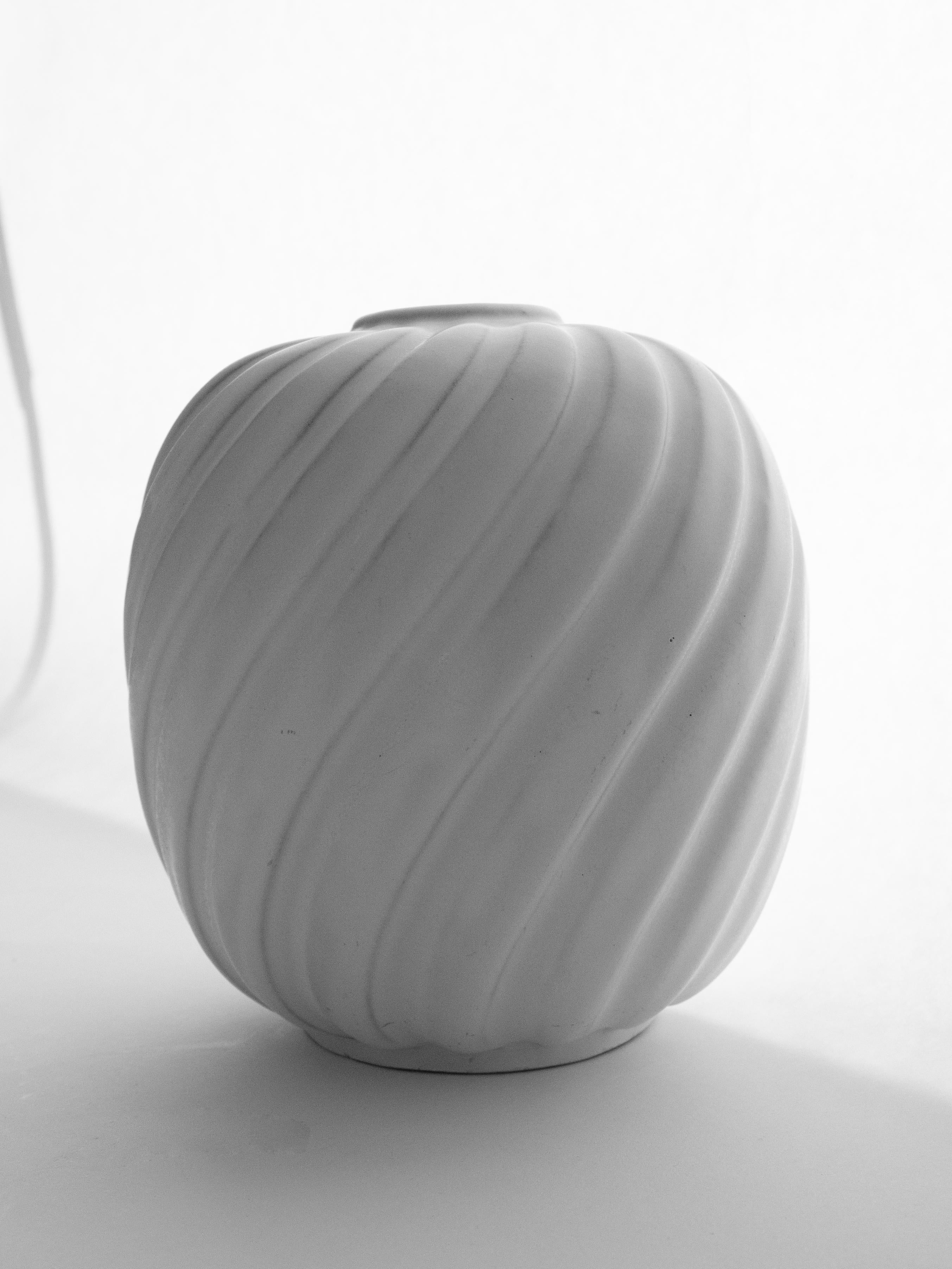 Vaso moderno scandinavo smaltato bianco opaco di Anna-Lisa Thomson in vendita 1