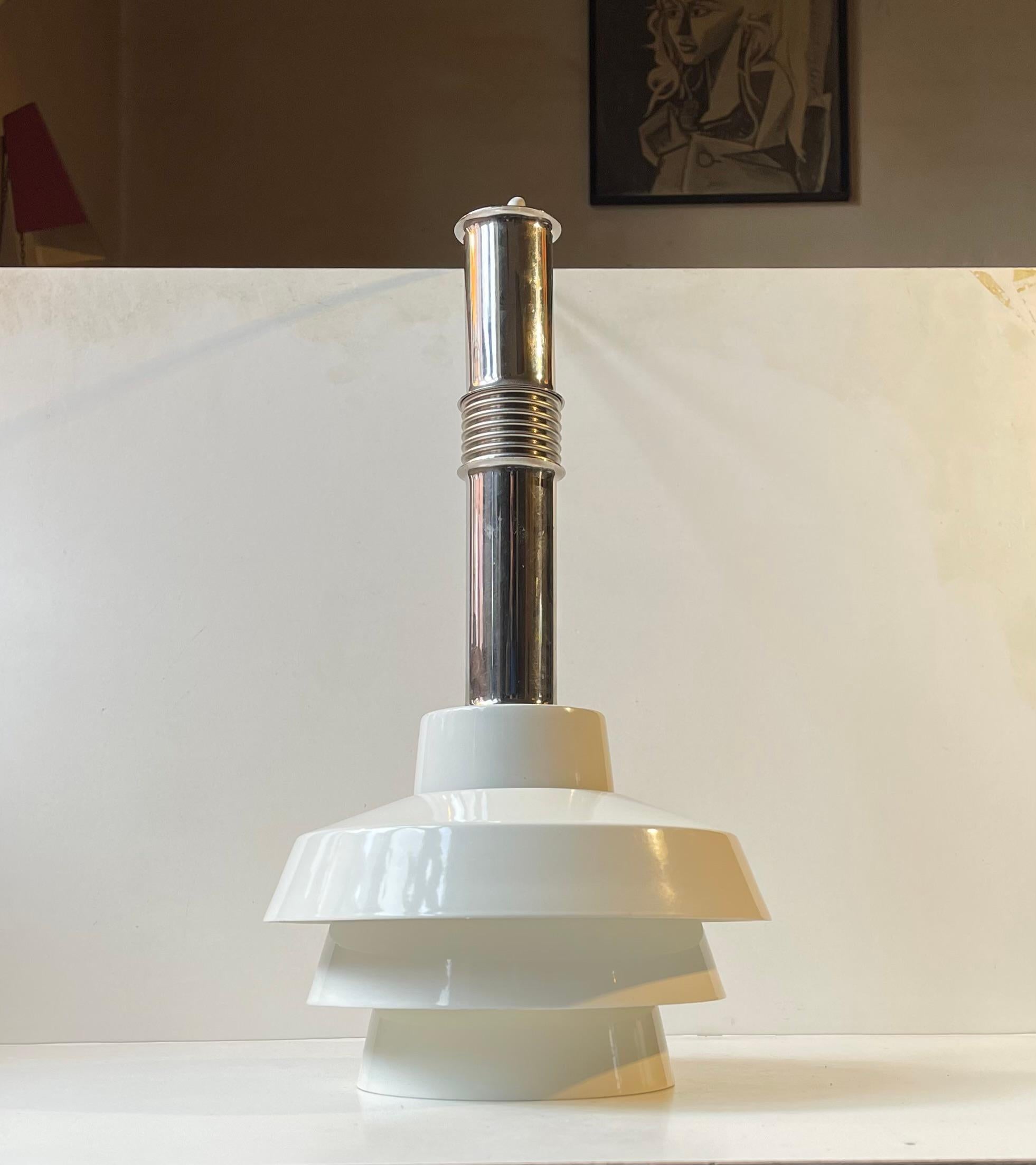 Una plafoniera elegante, possibilmente su misura, realizzata con un tubo/parte superiore esageratamente cromato e un sistema di paralumi composto da 4 paralumi collegati tra loro in metallo bianco verniciato a polvere. Anonimo produttore scandinavo