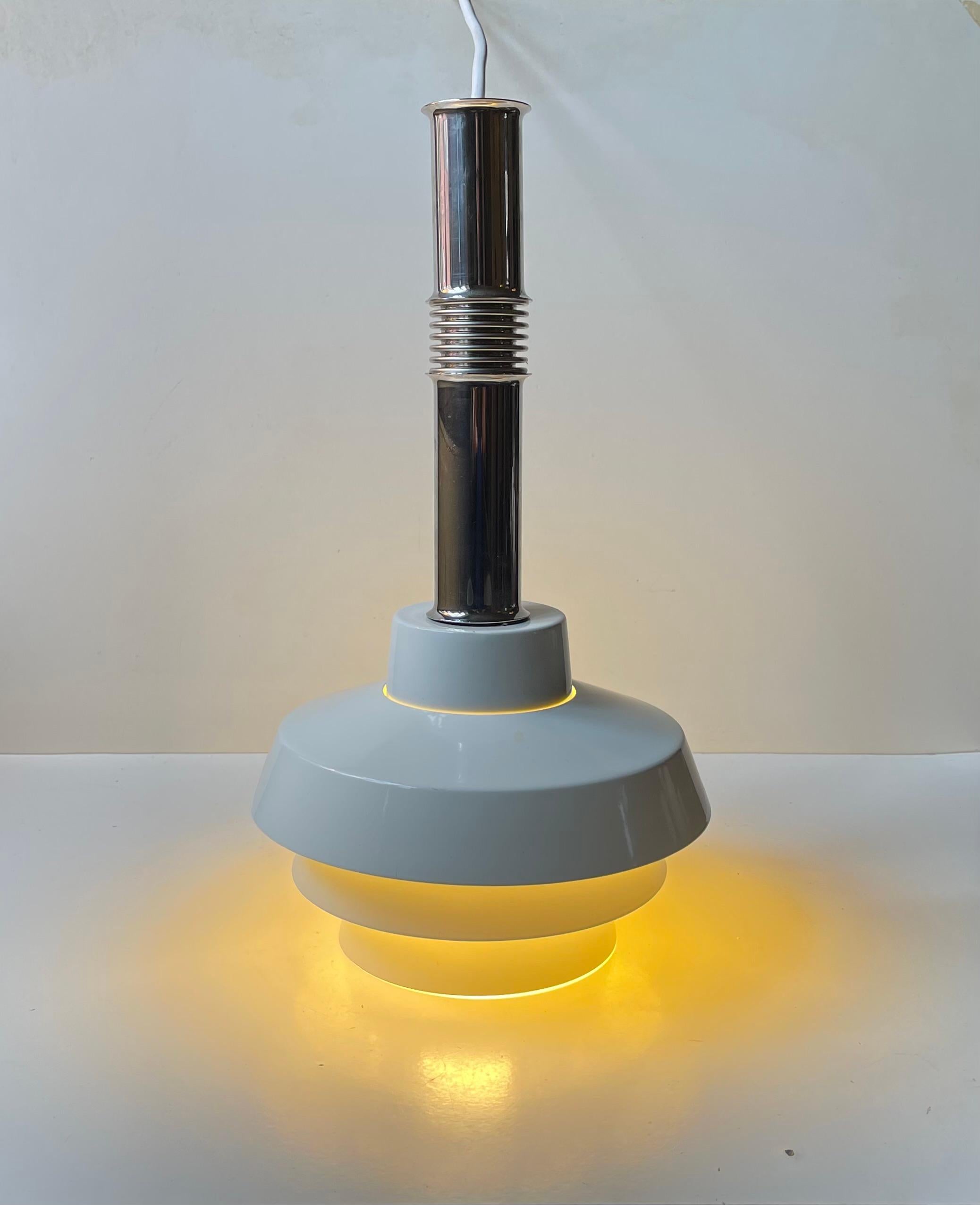 Fine XX secolo Lampada a sospensione moderna scandinava con sfumature multiple di colore bianco in vendita