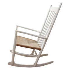 Skandinavischer moderner weißer Schaukelstuhl J 16 von Hans Wegner, Dänemark