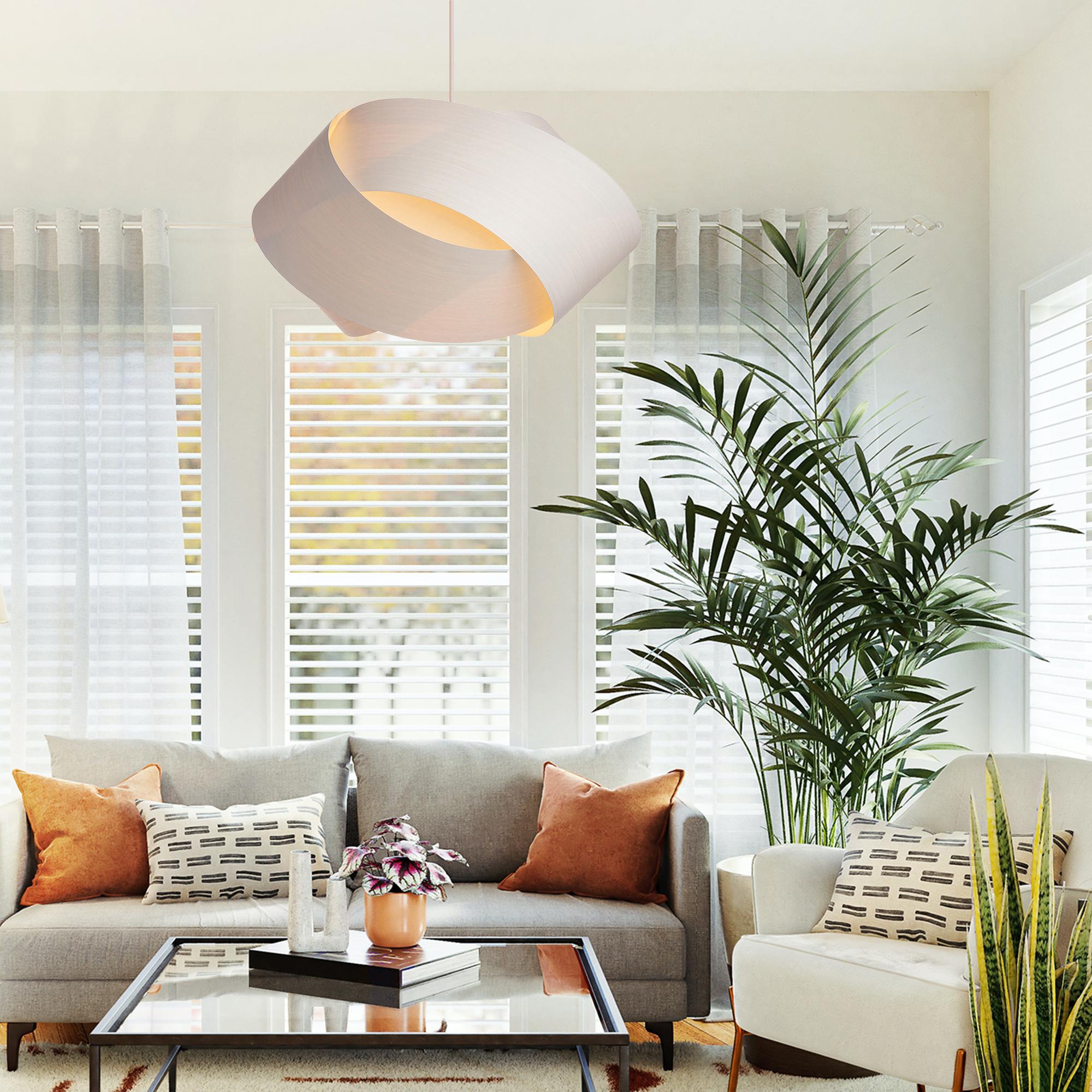 Questa lampada a sospensione presenta un design contemporaneo Mid-Century Modern con influenze scandinave, con una silhouette minimalista realizzata con impiallacciatura di legno ecologico bianco. Realizzato in fibra di legno naturale ricostituita,