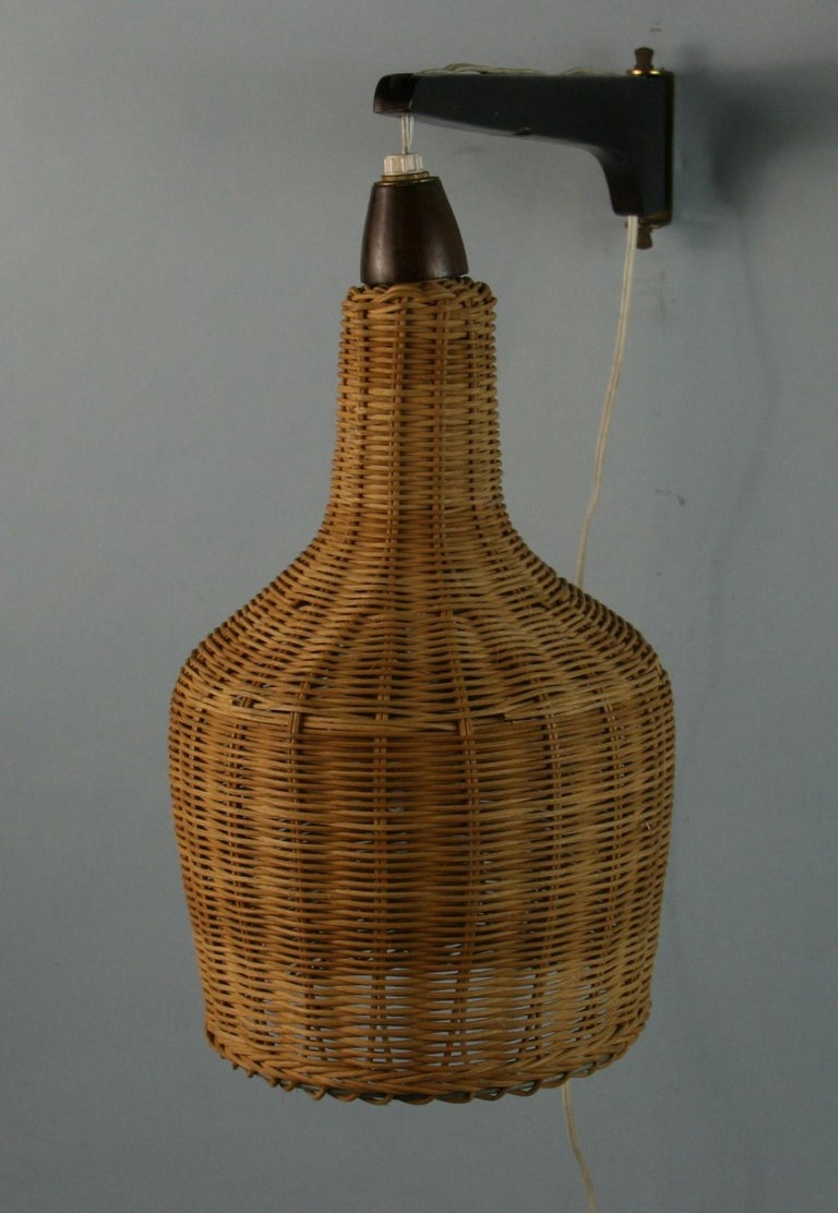 Scandinavian Modern Wicker and Wood Swing Arm Adjustable Wall Light In Good Condition For Sale In Douglas Manor, NY