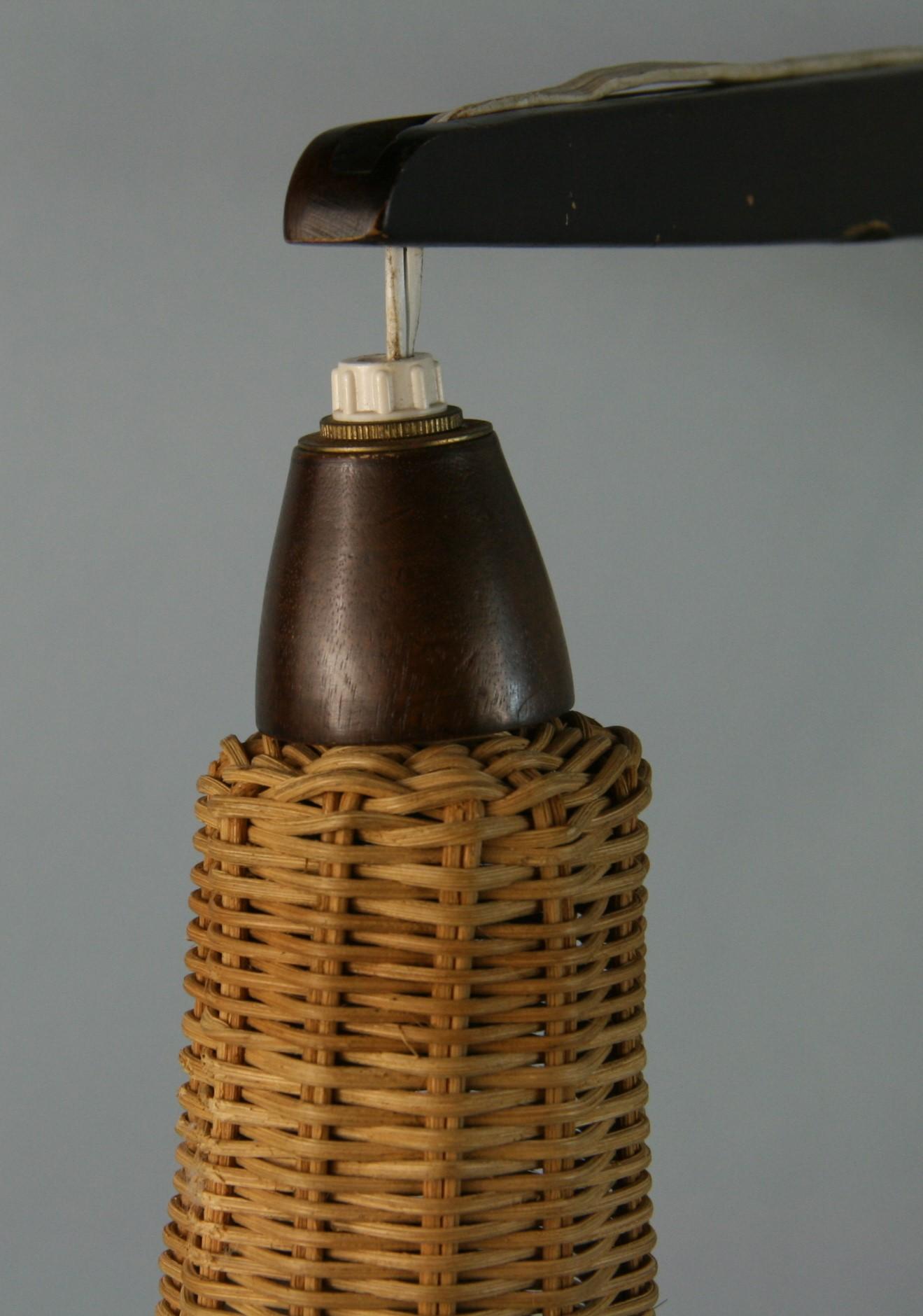 Scandinavian Modern Wicker and Wood Swing Arm Adjustable Wall Light In Good Condition For Sale In Douglas Manor, NY