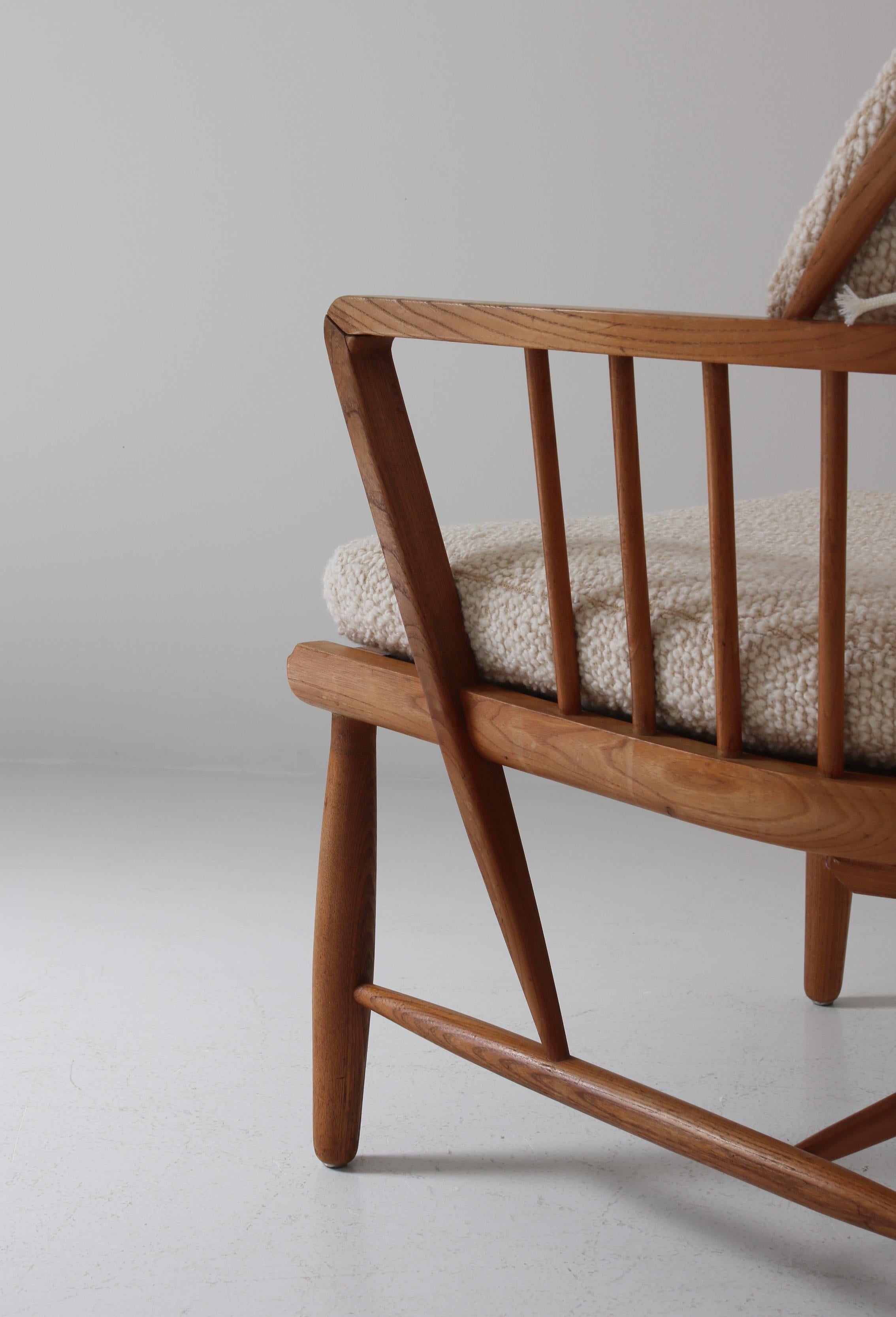 Scandinavian Modern Windsor Chair in Patinated Ash and White Bouclé, 1940s For Sale 9