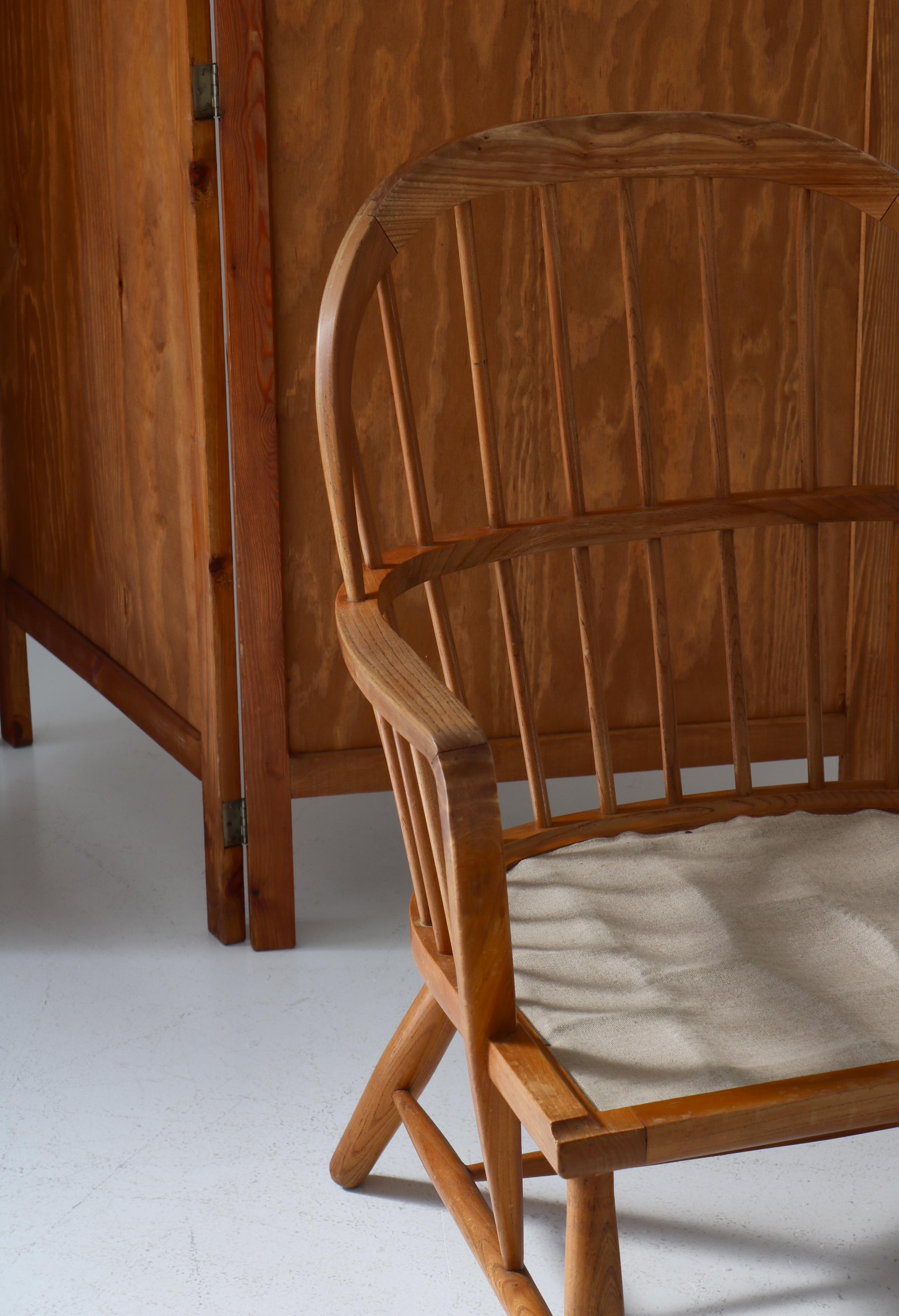 Scandinavian Modern Windsor Chair in Patinated Ash and White Bouclé, 1940s For Sale 12