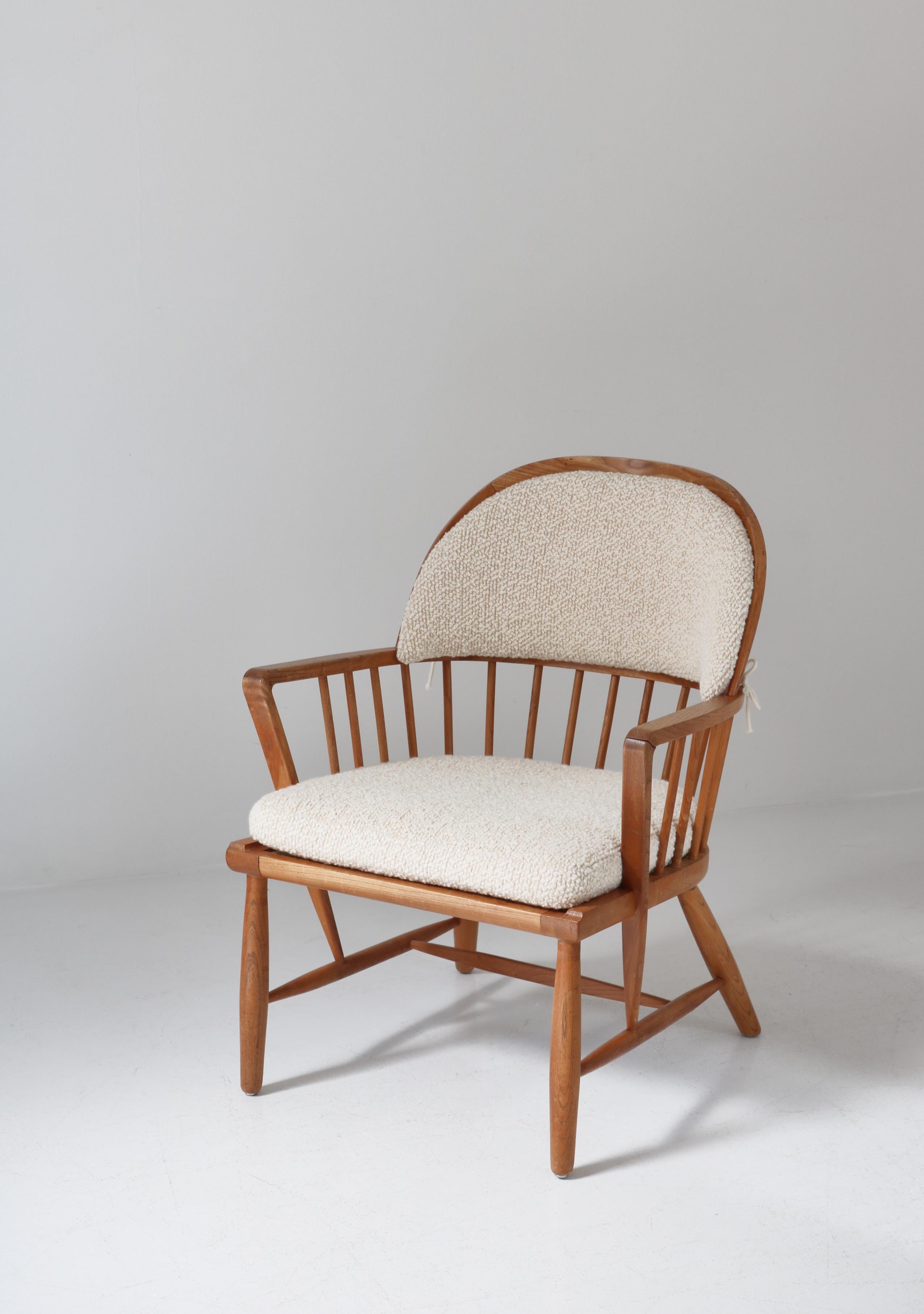 Skandinavischer moderner Windsor-Stuhl aus patinierter Esche und weißem Bouclé, 1940er Jahre (Dänisch) im Angebot