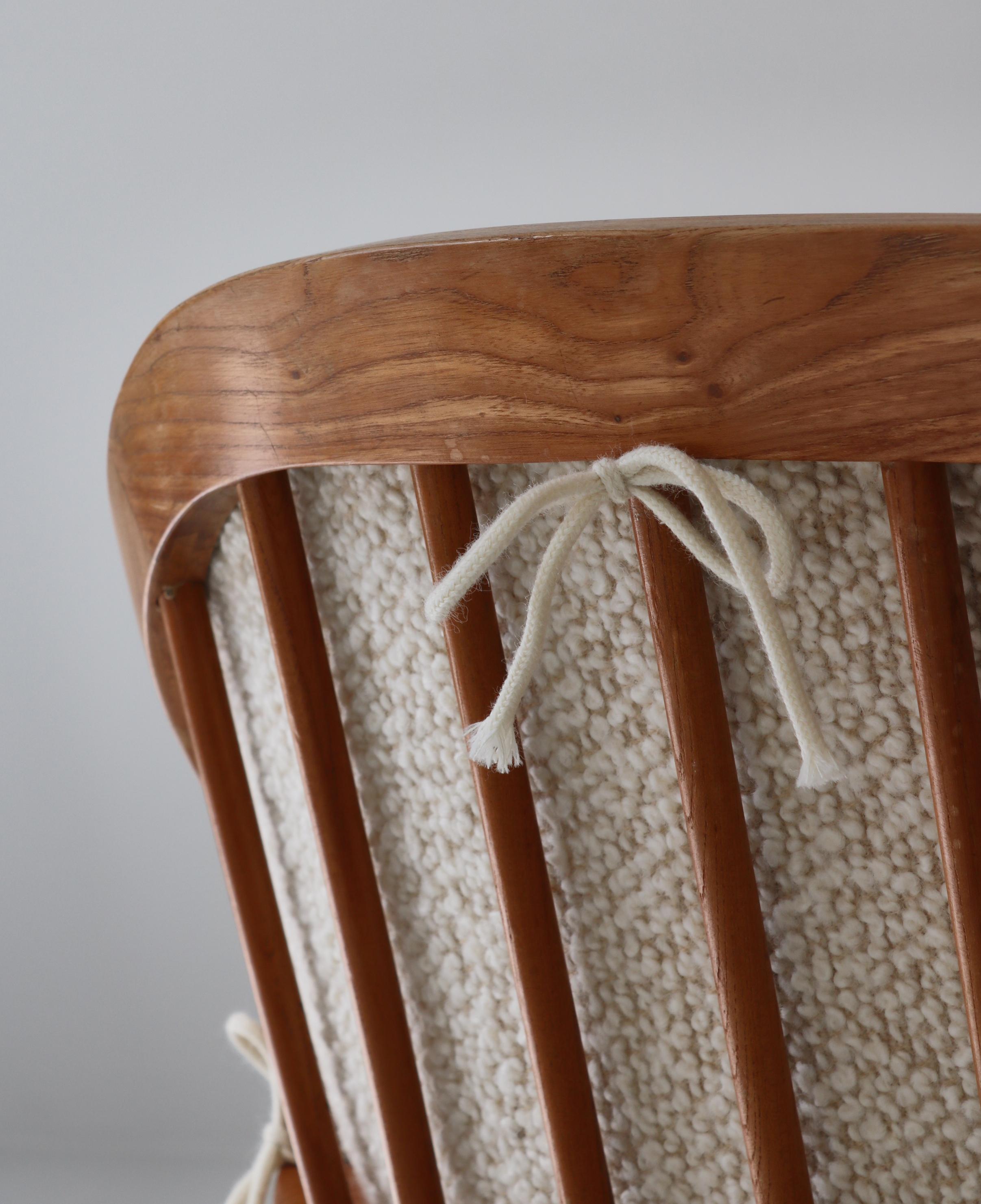 Scandinavian Modern Windsor Chair in Patinated Ash and White Bouclé, 1940s For Sale 1