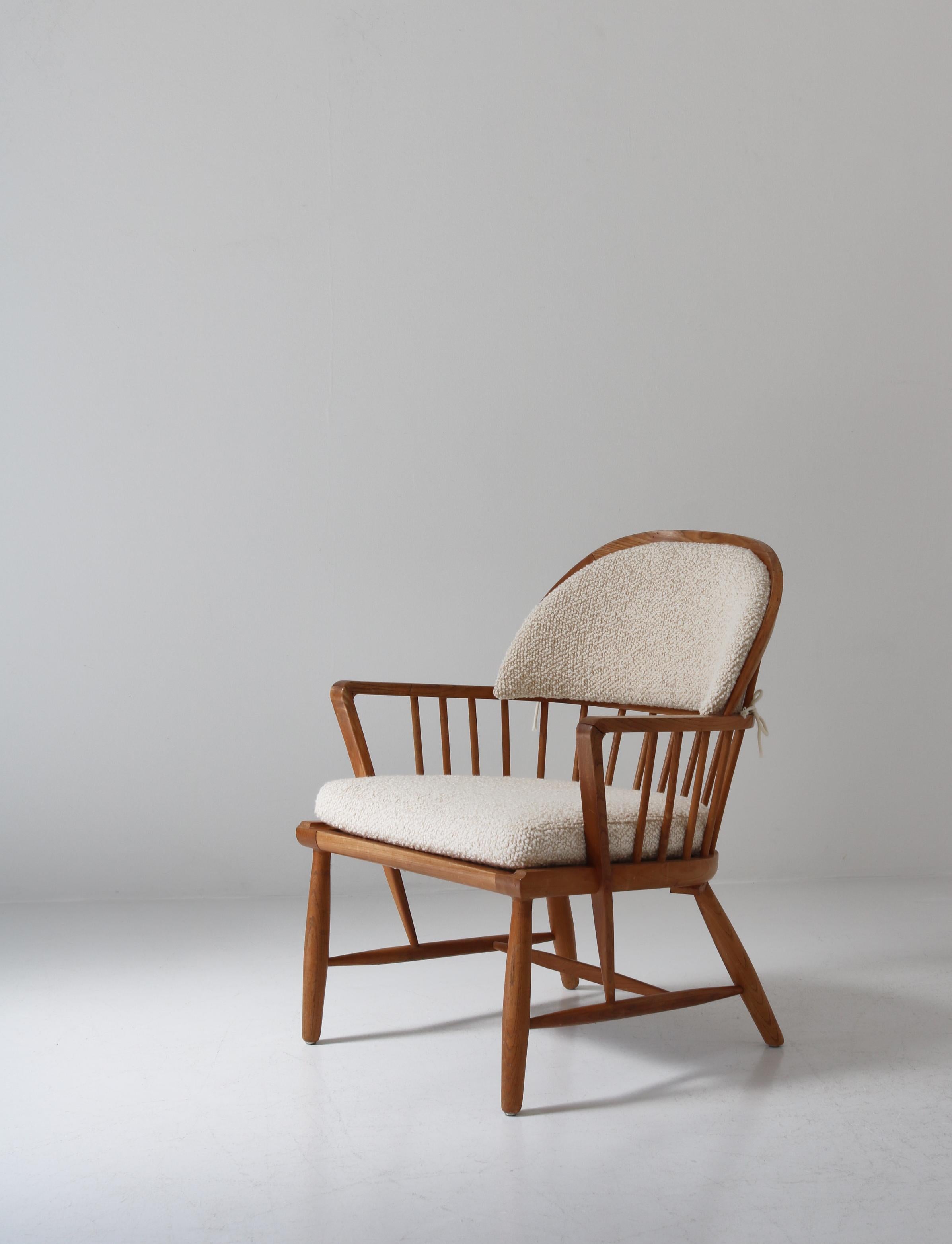 Skandinavischer moderner Windsor-Stuhl aus patinierter Esche und weißem Bouclé, 1940er Jahre im Angebot 1