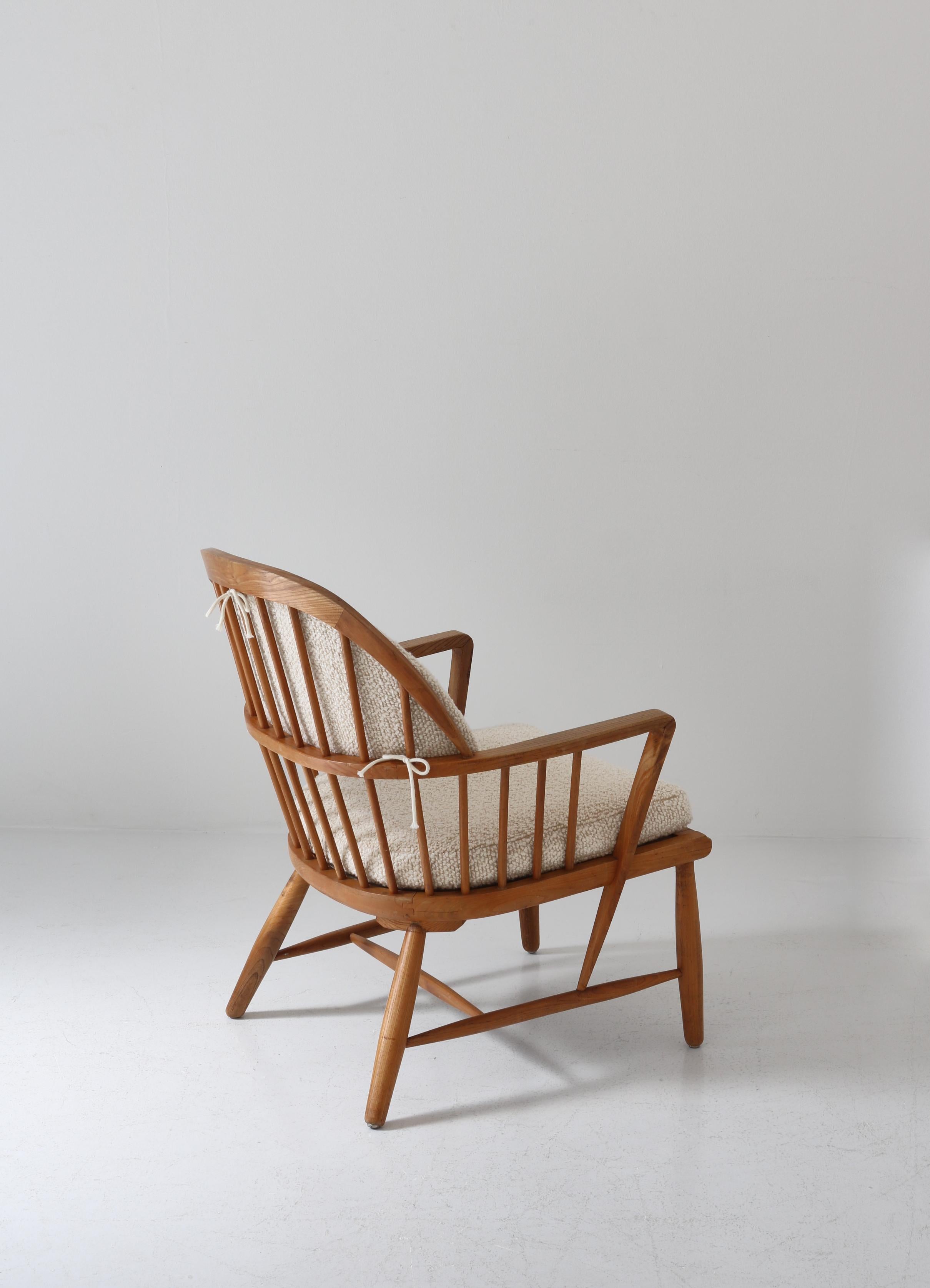 Scandinavian Modern Windsor Chair in Patinated Ash and White Bouclé, 1940s For Sale 3