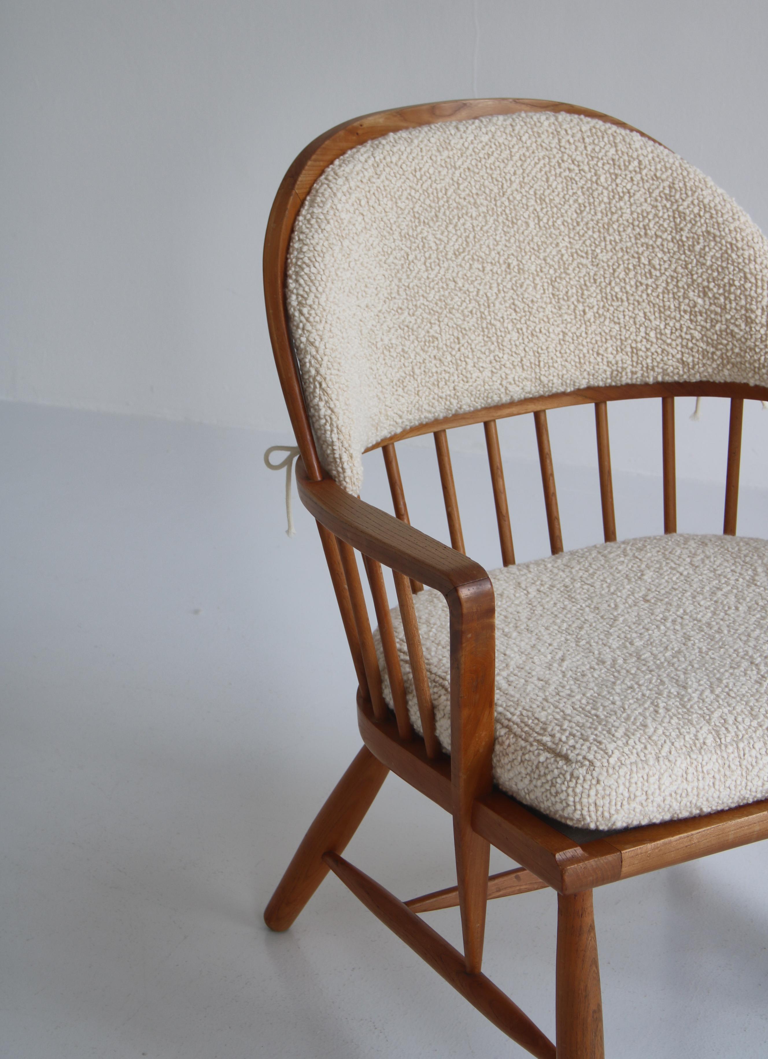 Scandinavian Modern Windsor Chair in Patinated Ash and White Boucle In Good Condition In Odense, DK