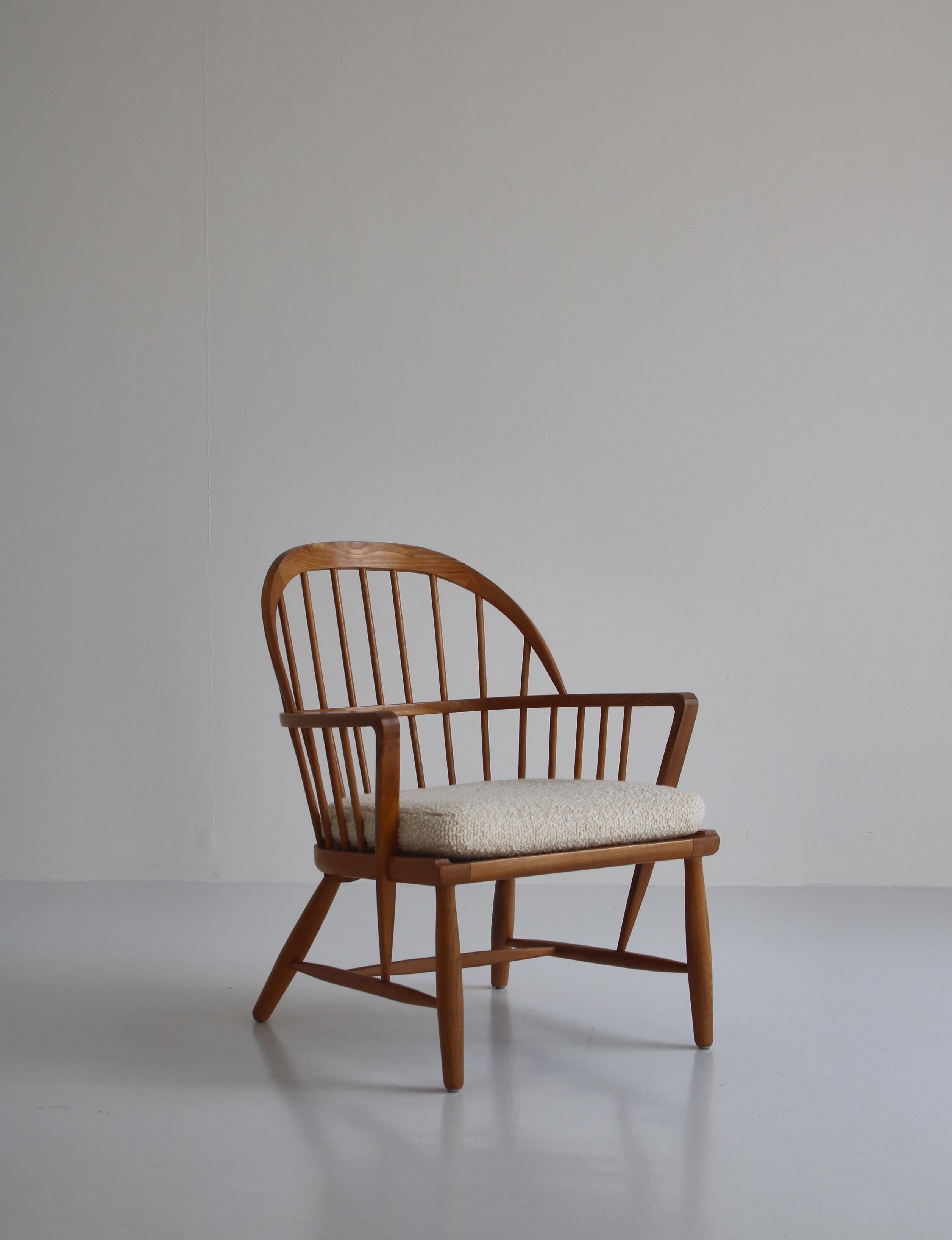 Mid-20th Century Scandinavian Modern Windsor Chair in Patinated Ash and White Boucle