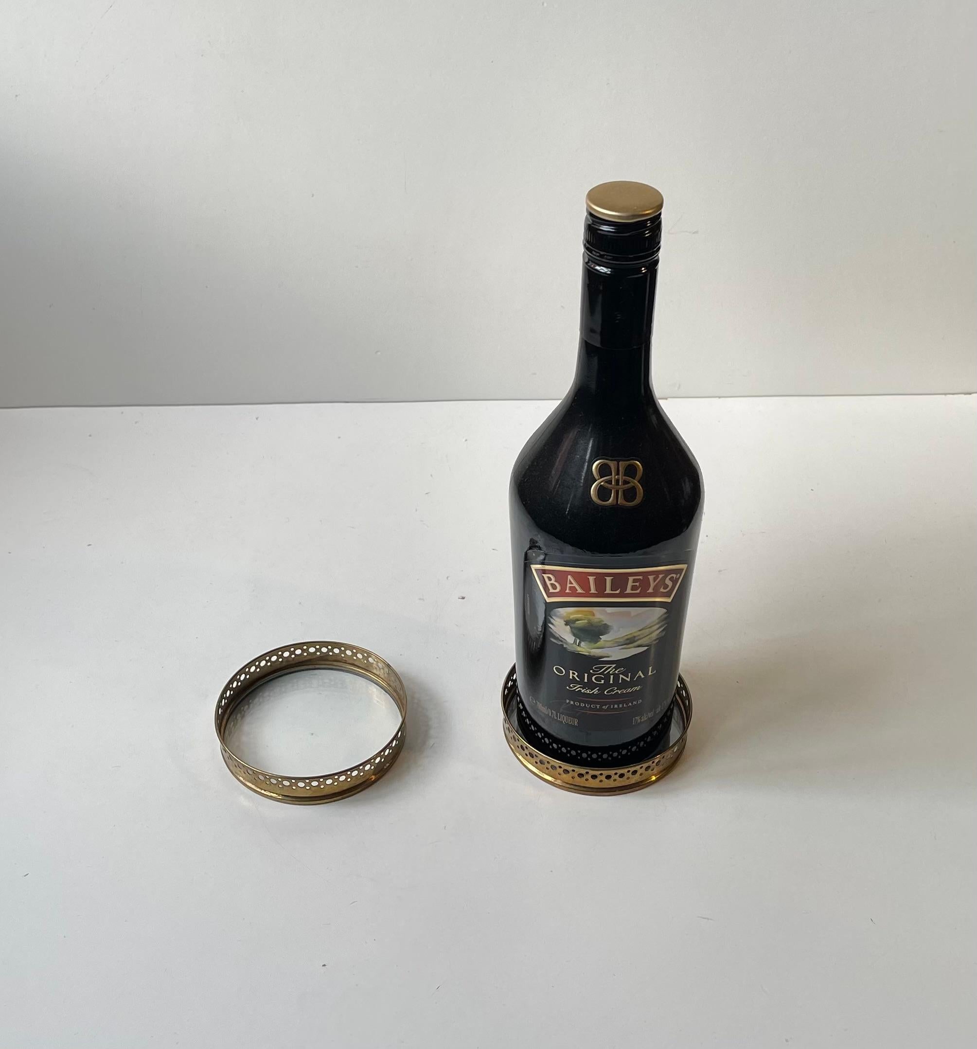 Posavasos escandinavos modernos para vino o botellas en latón, años 60 en venta 1