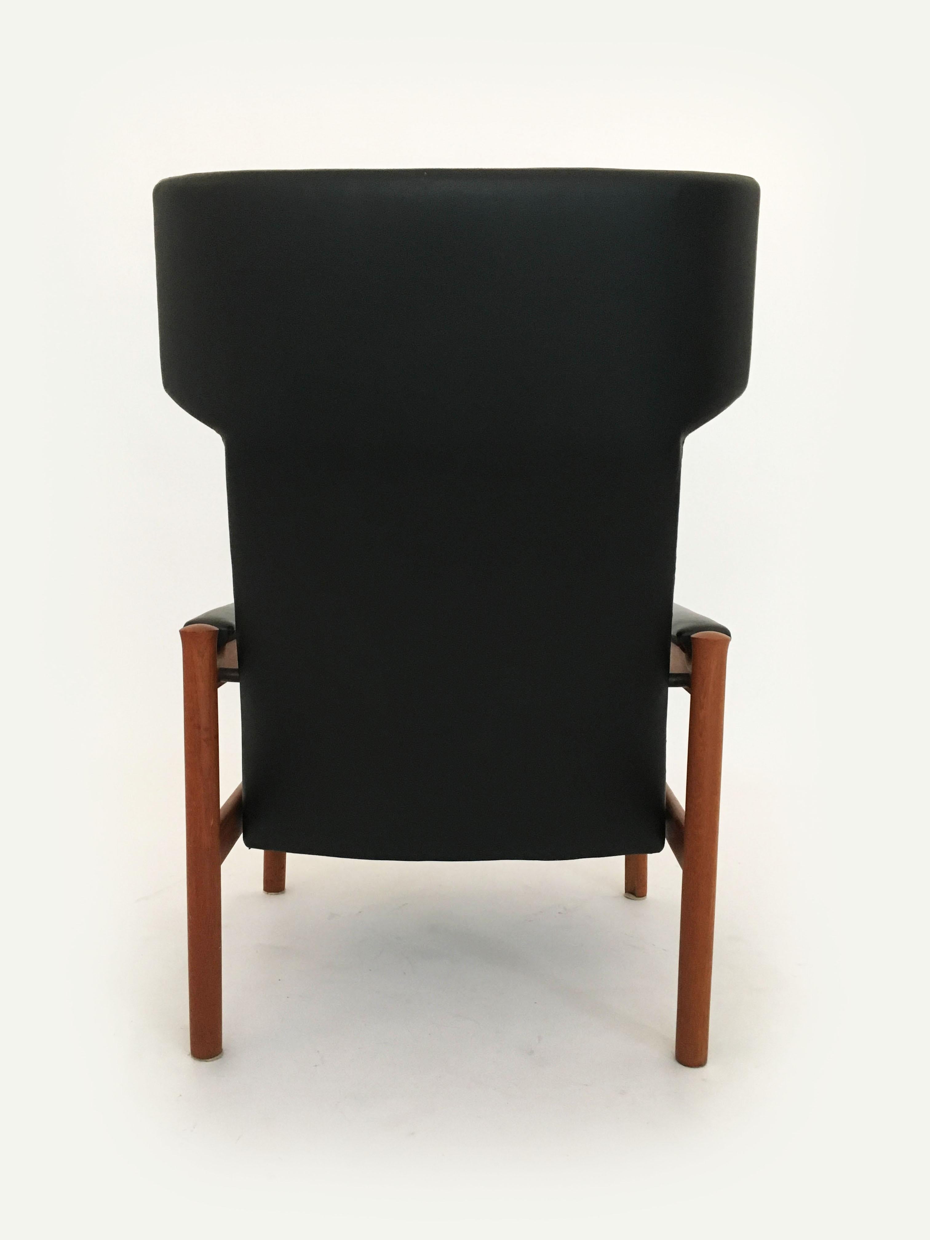 Scandinavian Modern Wing Chair and Ottoman by Soren Hansen for Fritz Hansen 1963 For Sale 4