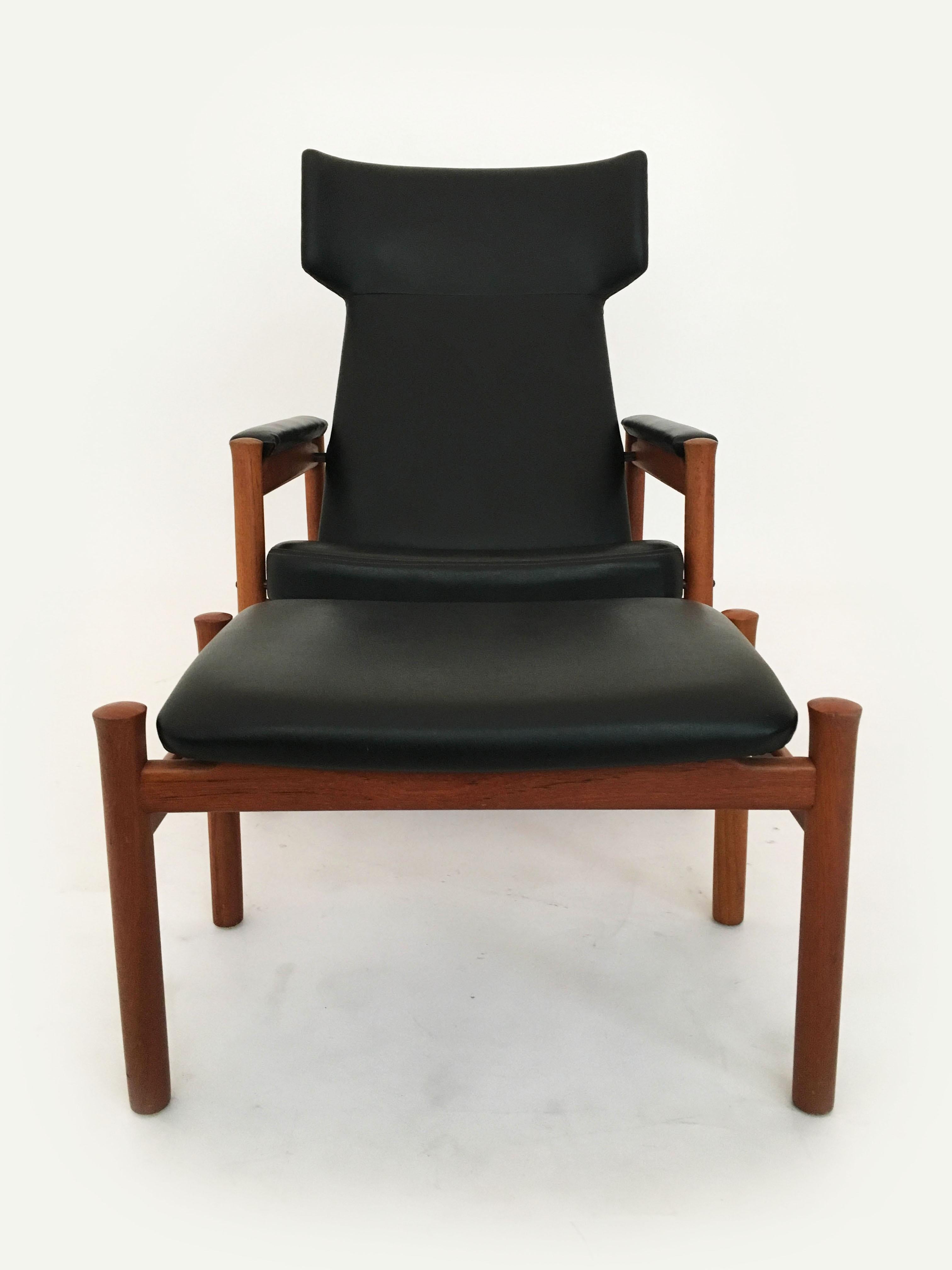 Mid-Century Modern Scandinavian Modern Wing Chair and Ottoman by Soren Hansen for Fritz Hansen 1963 For Sale