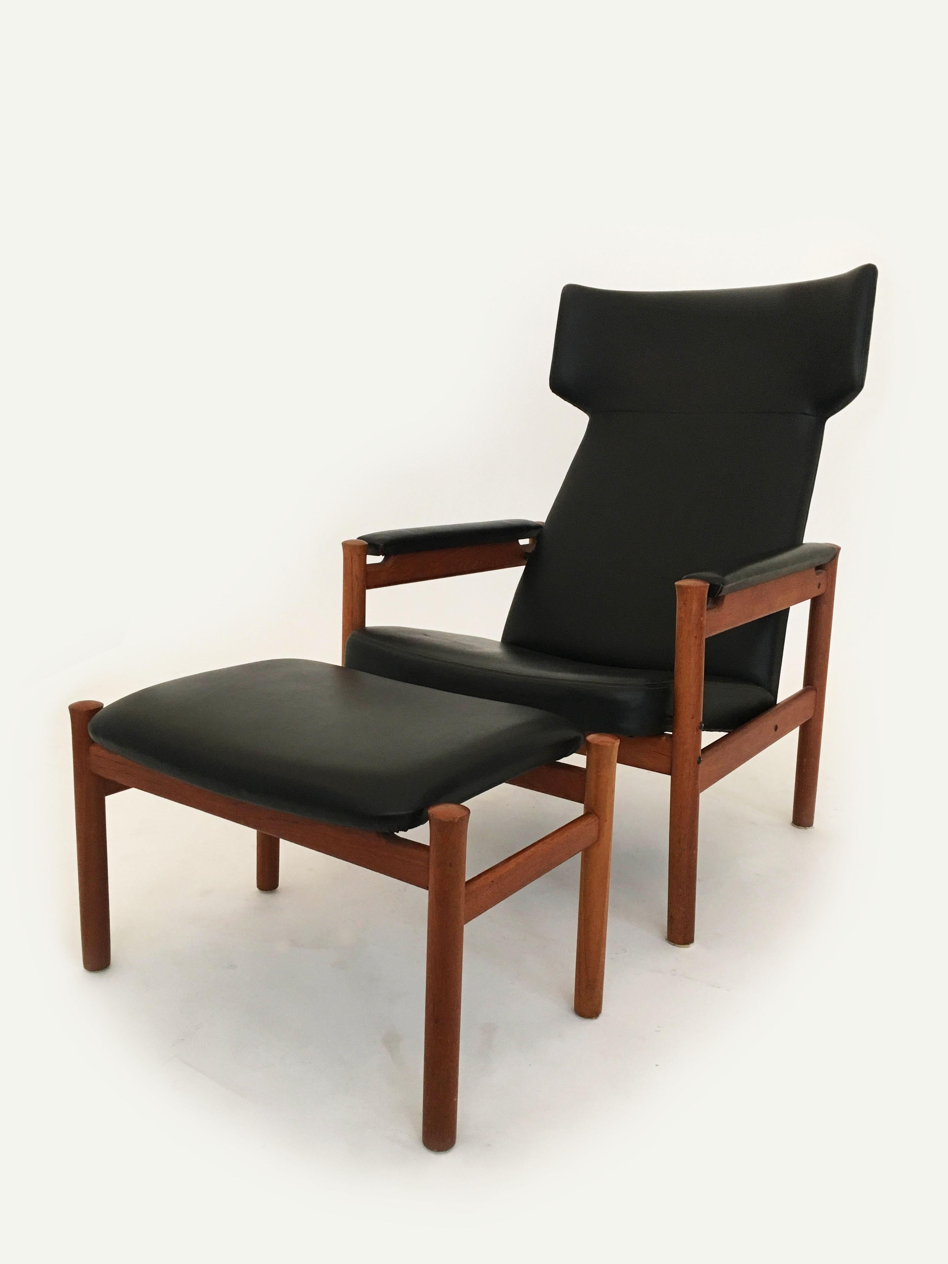 Scandinavian Modern Wing Chair and Ottoman by Soren Hansen for Fritz Hansen 1963 In Good Condition For Sale In Vienna, Vienna