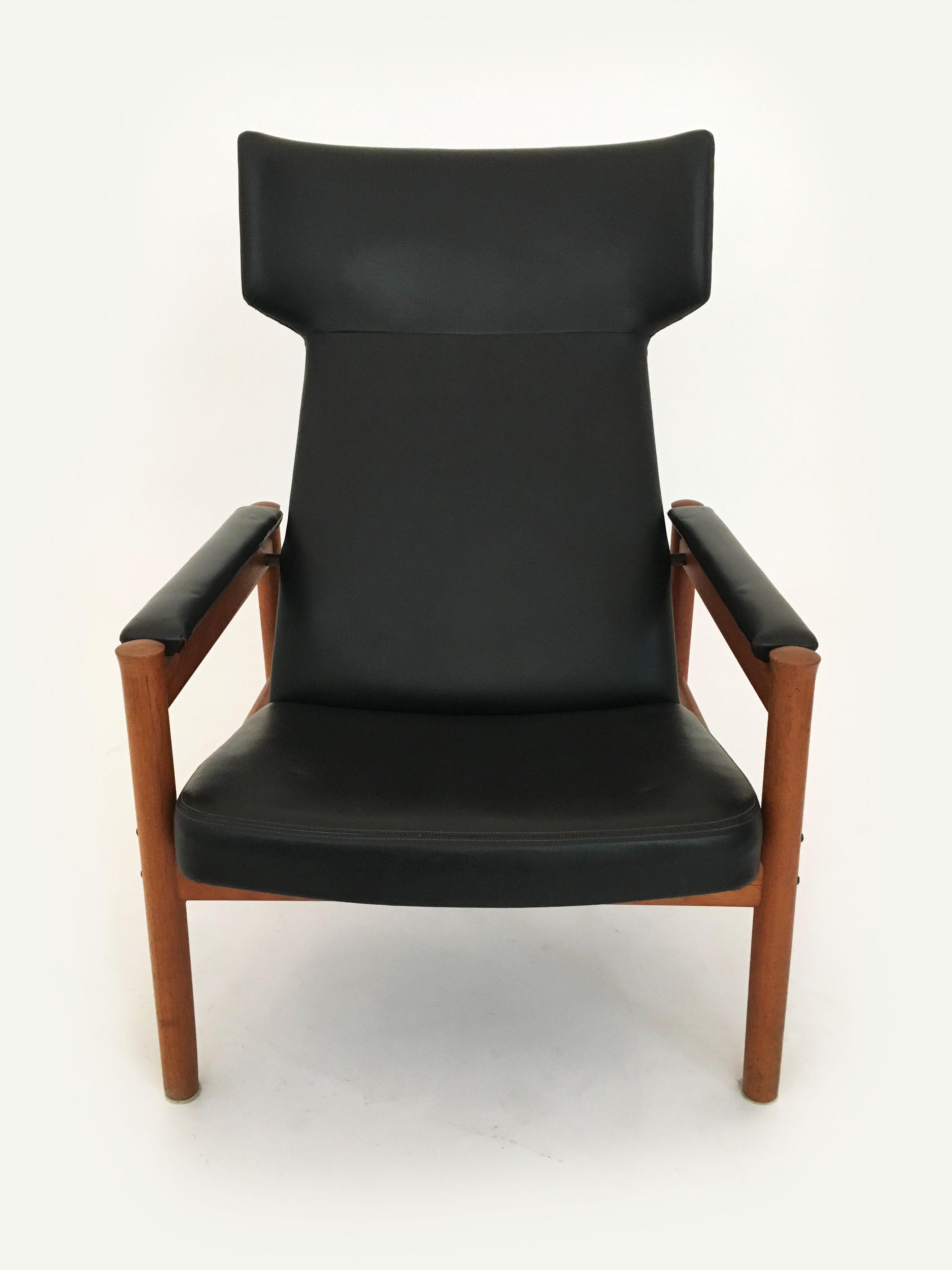 Mid-20th Century Scandinavian Modern Wing Chair and Ottoman by Soren Hansen for Fritz Hansen 1963 For Sale