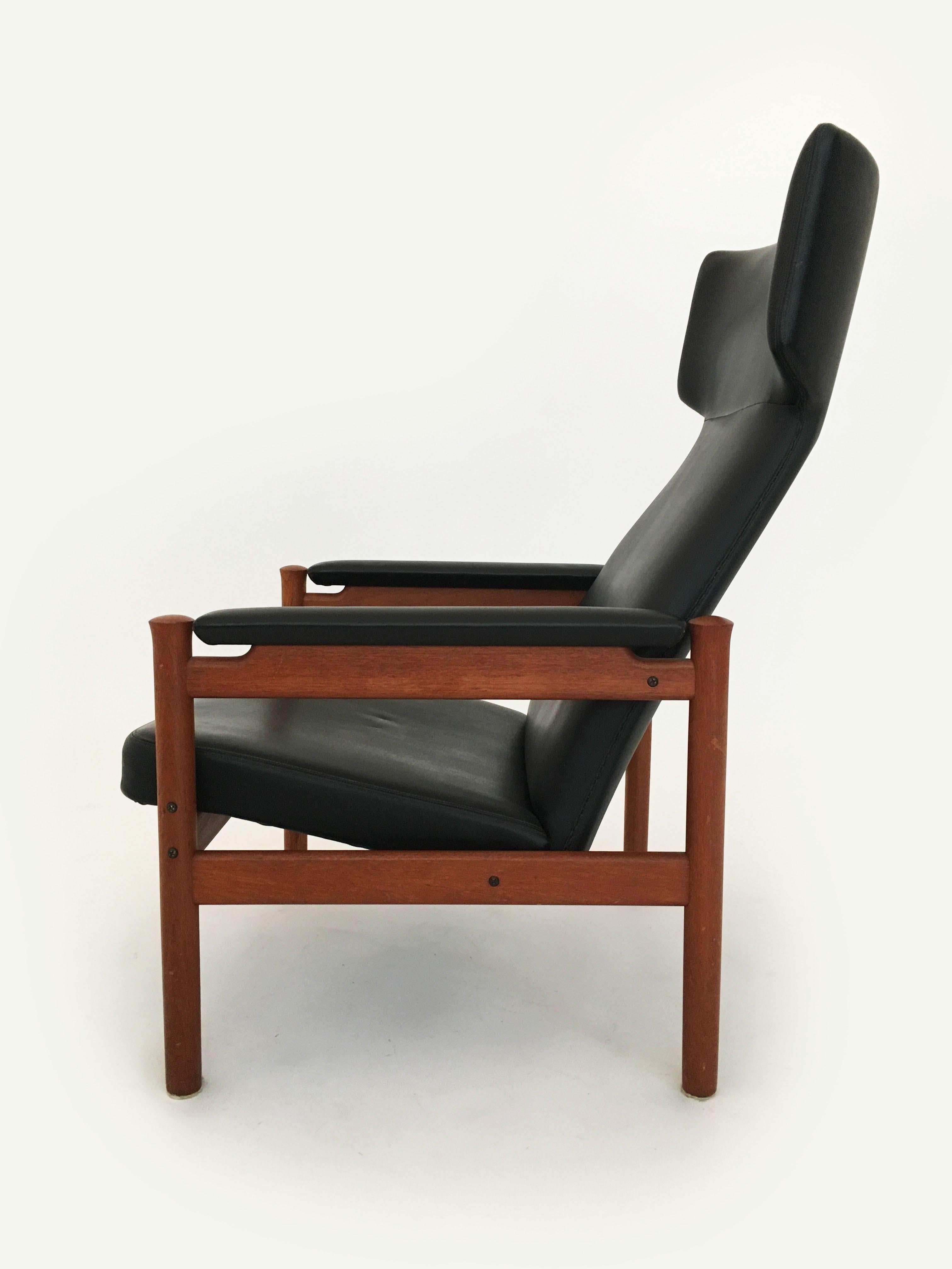 Fabric Scandinavian Modern Wing Chair and Ottoman by Soren Hansen for Fritz Hansen 1963 For Sale