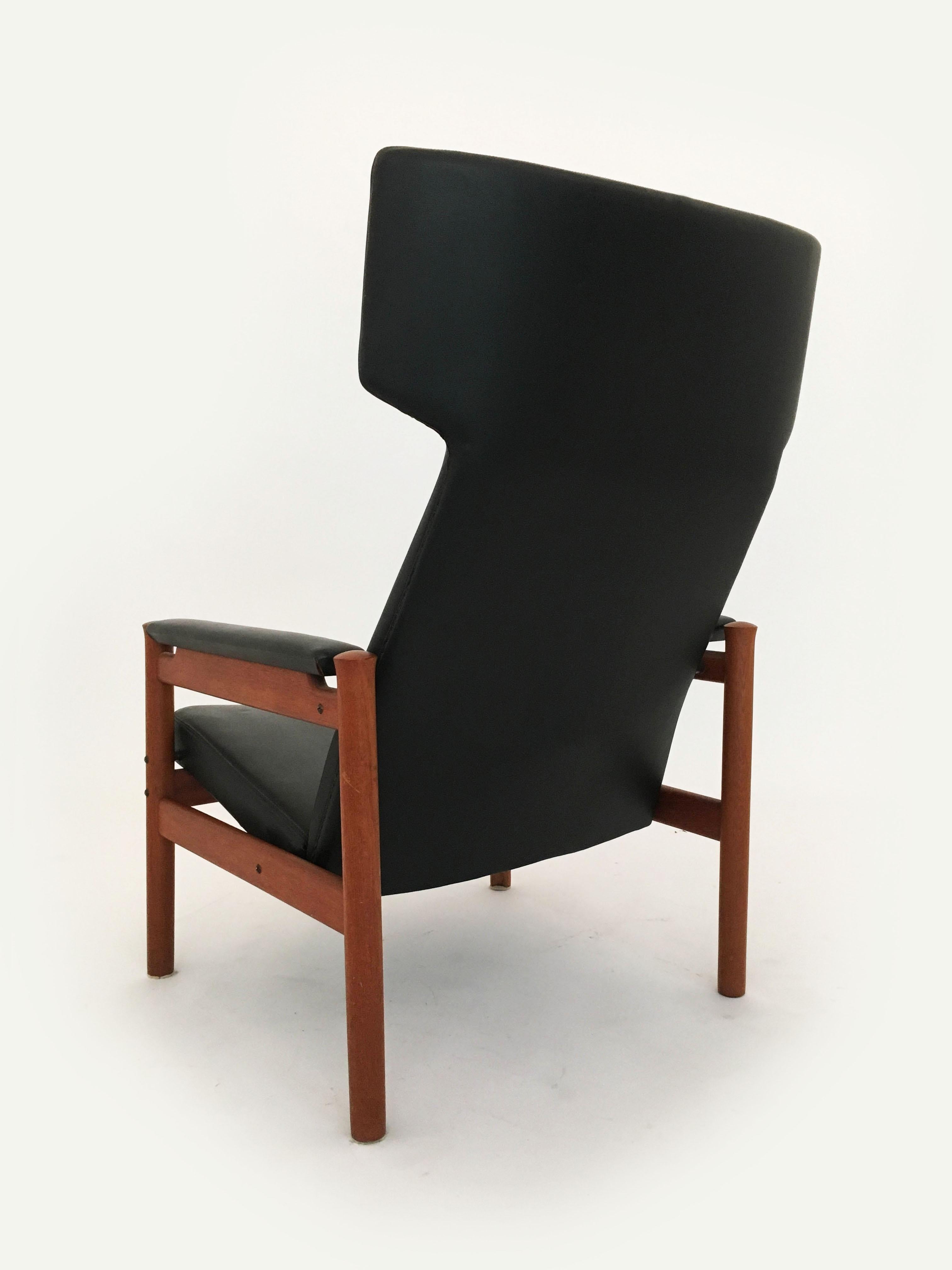Scandinavian Modern Wing Chair and Ottoman by Soren Hansen for Fritz Hansen 1963 For Sale 2