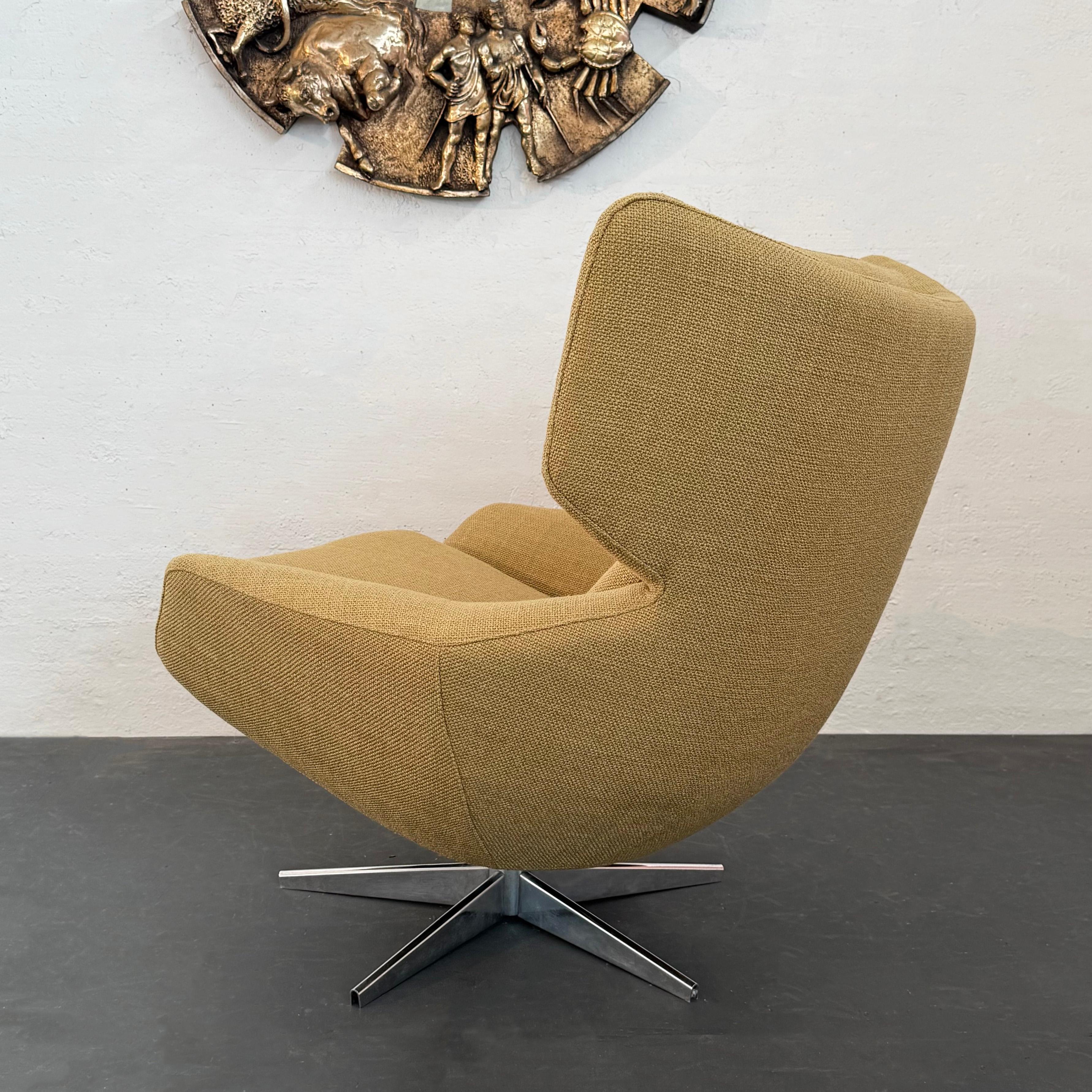 Sillón giratorio escandinavo moderno Wingback Egg en Bueno estado para la venta en Brooklyn, NY