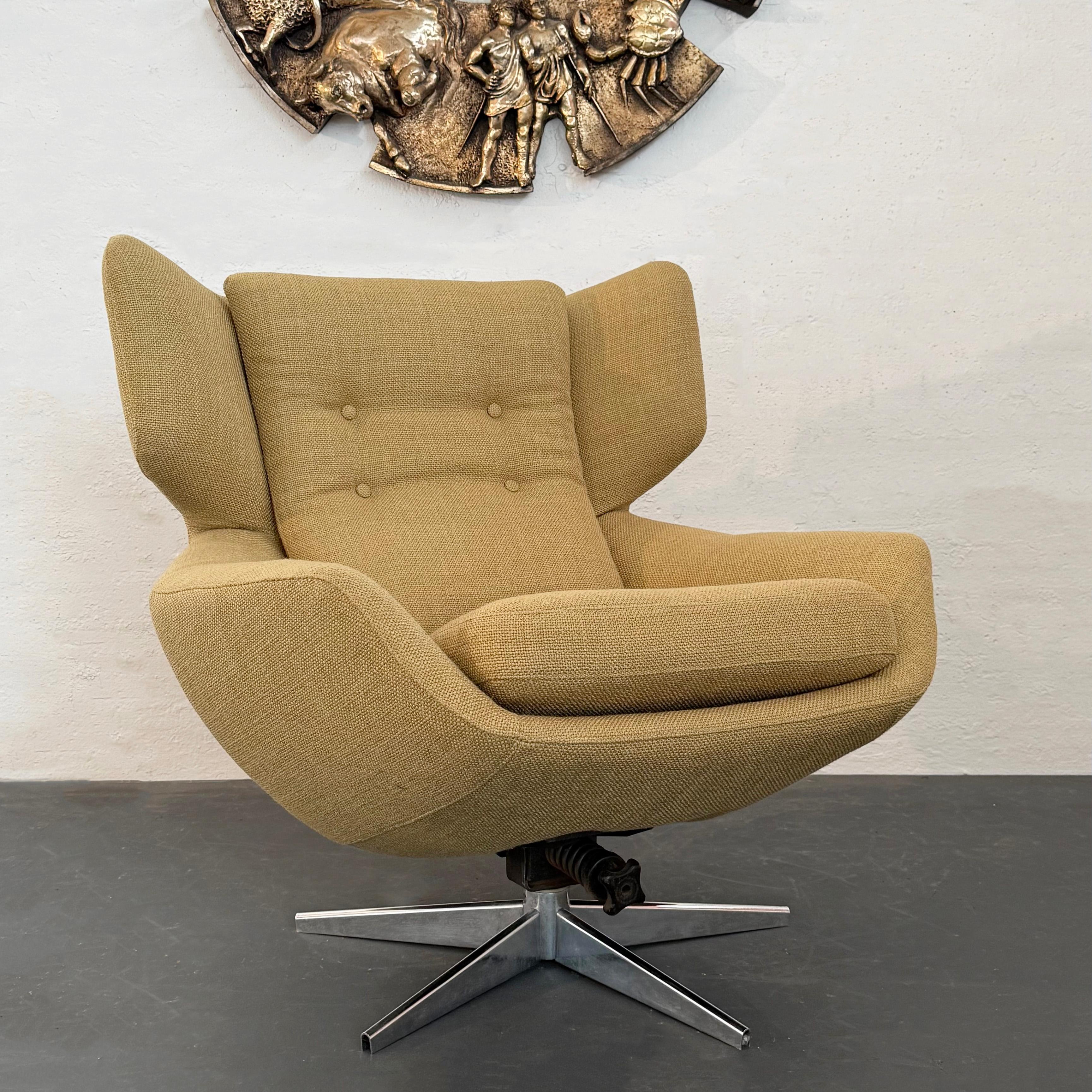 Sillón giratorio escandinavo moderno Wingback Egg siglo XX en venta