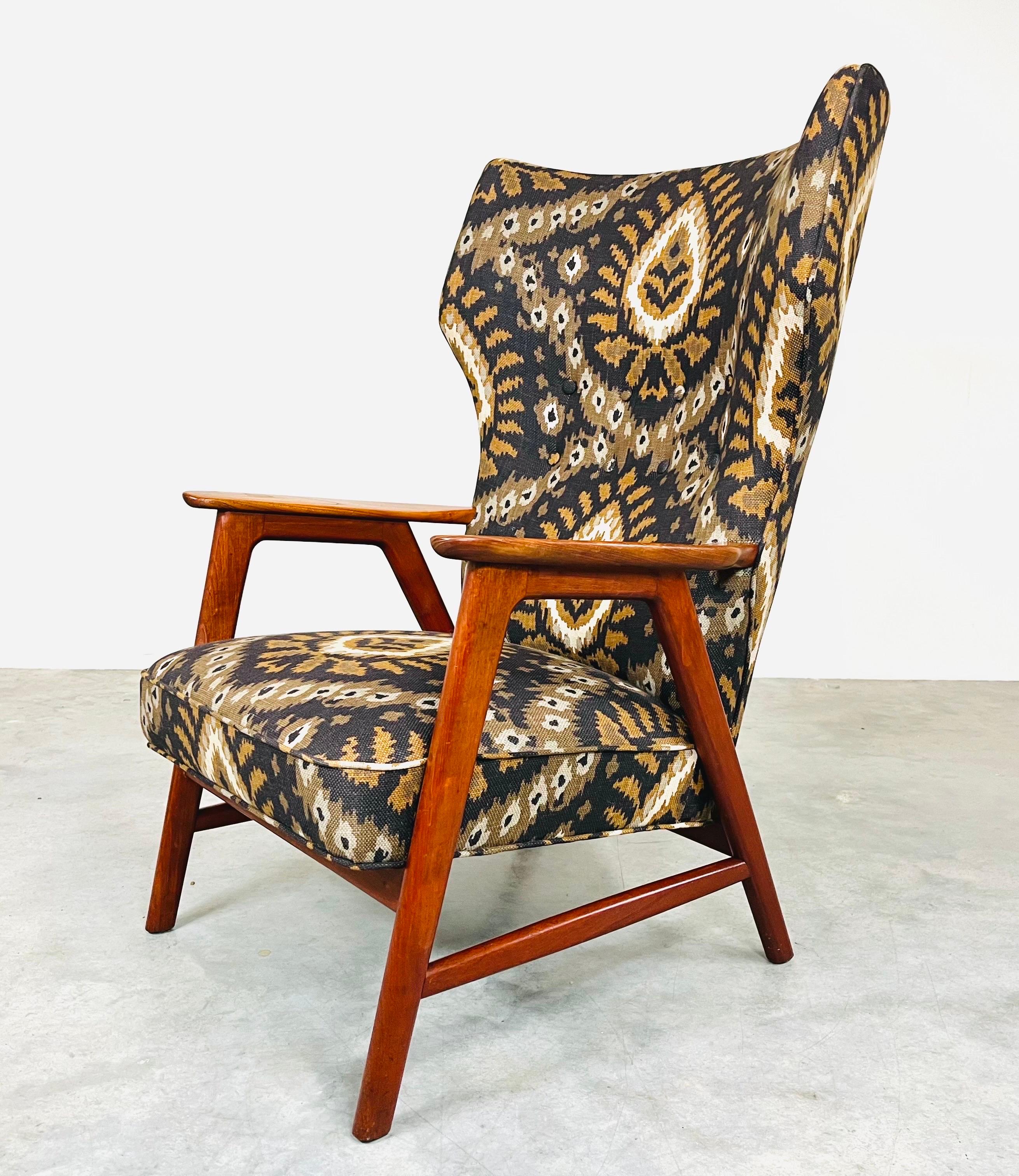 Fauteuil à oreilles The Modern Scandinavian, dans le style d'Aksel Bender Madsen. Cette chaise a un cadre en teck massif, qui a un beau dossier de caractère ouvert, orné d'une belle tapisserie en lin. Les coussins et le tissu ont été récemment