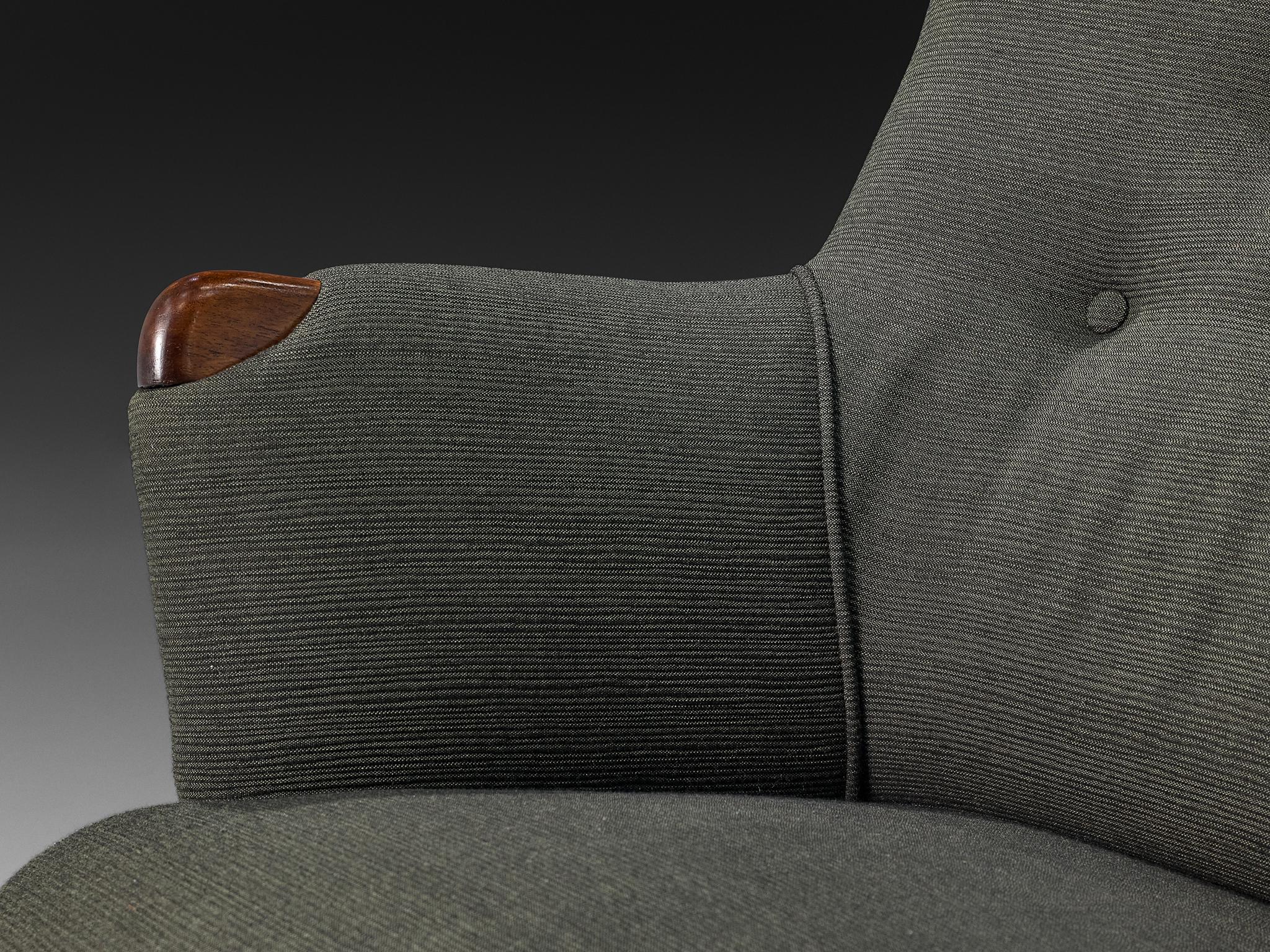 The Modern Scandinavian Wingback Lounge Chair mit grauer Polsterung und Teakholz (Skandinavisch) im Angebot