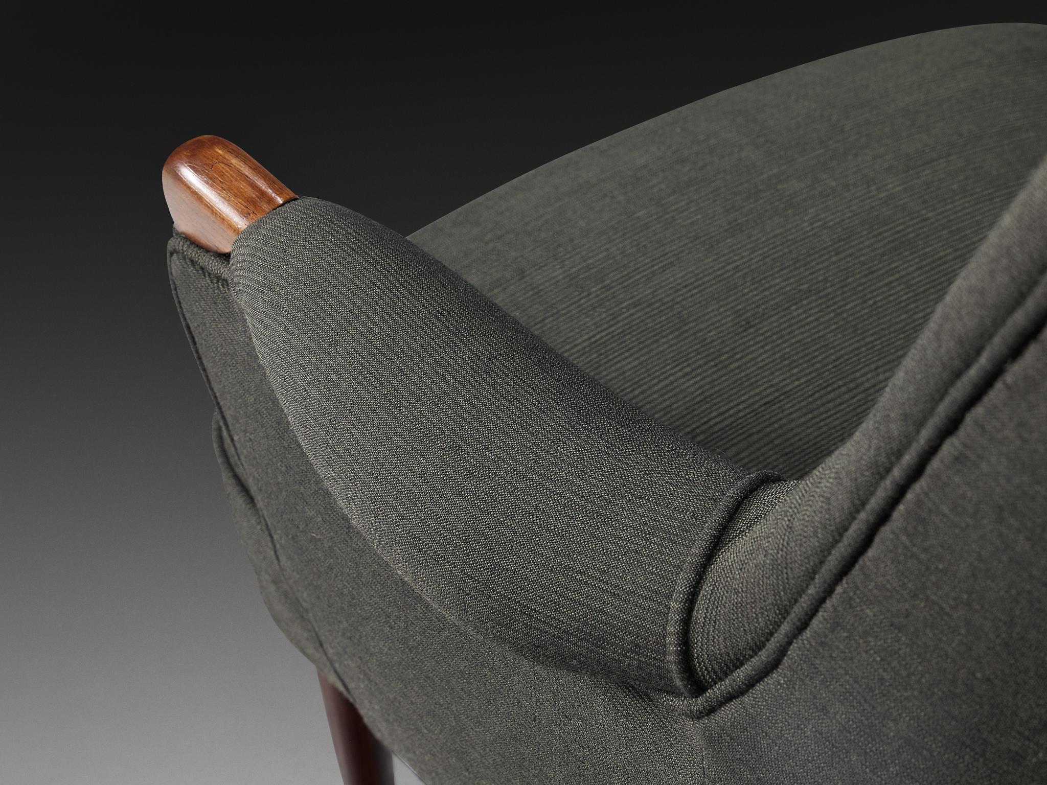 The Modern Scandinavian Wingback Lounge Chair mit grauer Polsterung und Teakholz (Stoff) im Angebot