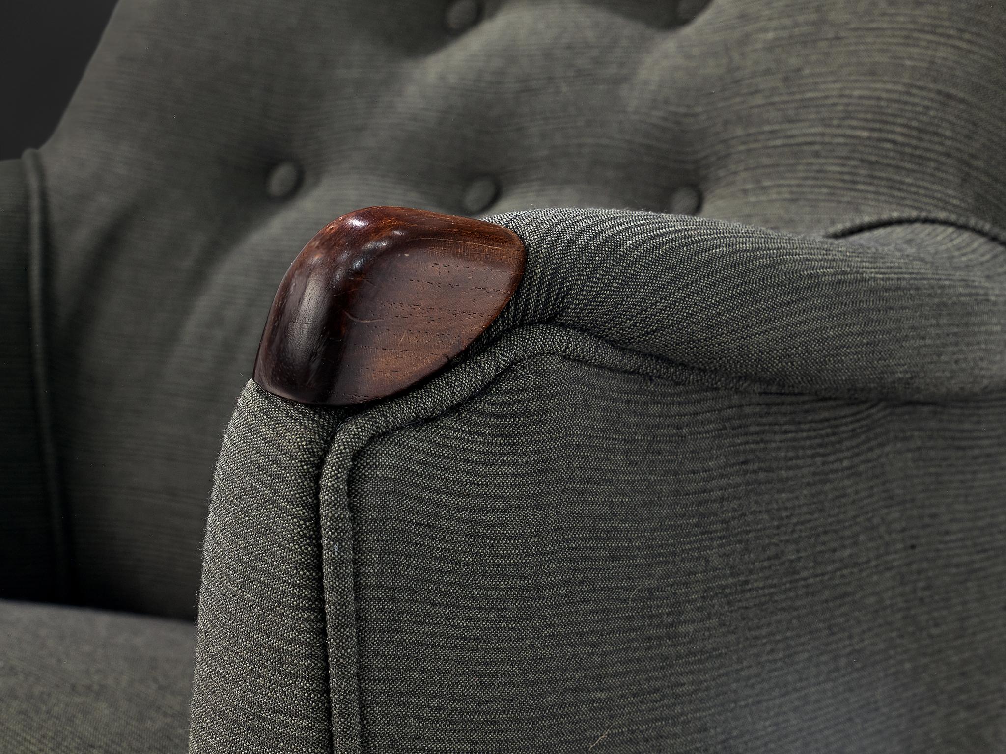 The Modern Scandinavian Wingback Lounge Chair mit grauer Polsterung und Teakholz im Angebot 2