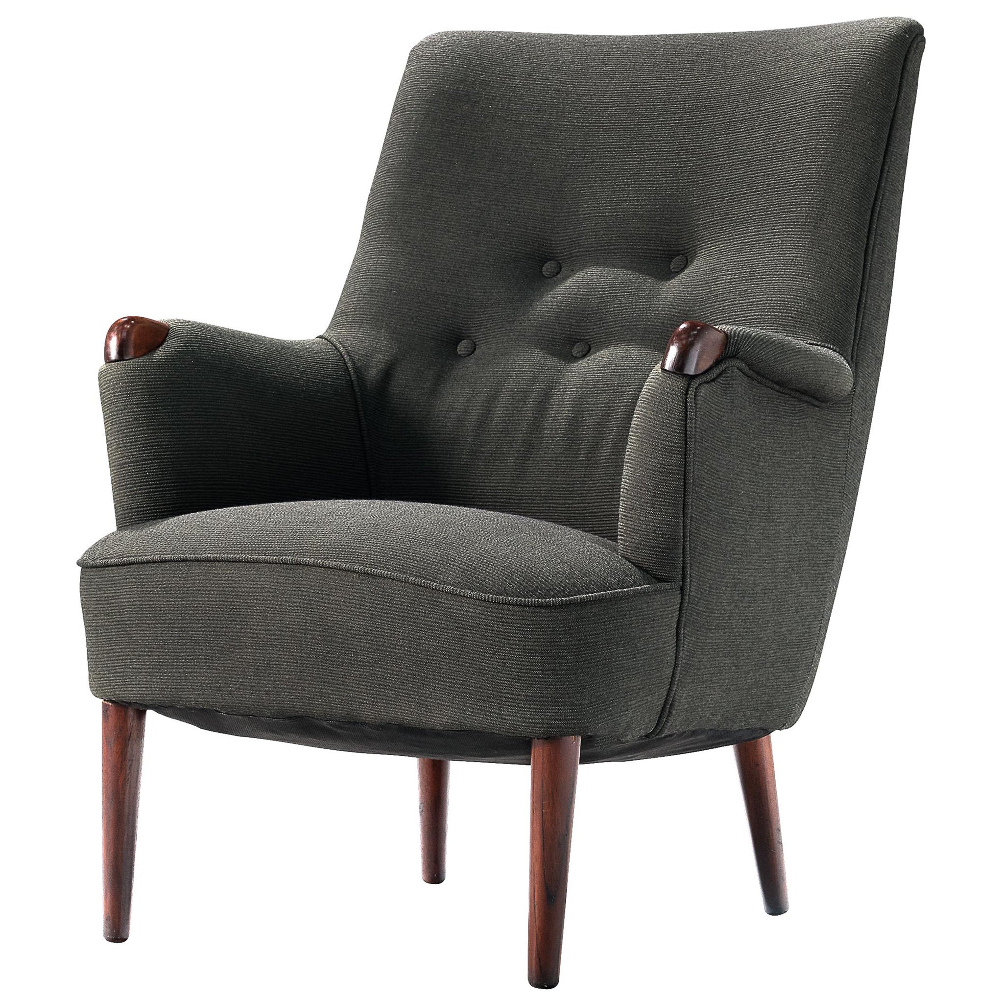 The Modern Scandinavian Wingback Lounge Chair mit grauer Polsterung und Teakholz im Angebot