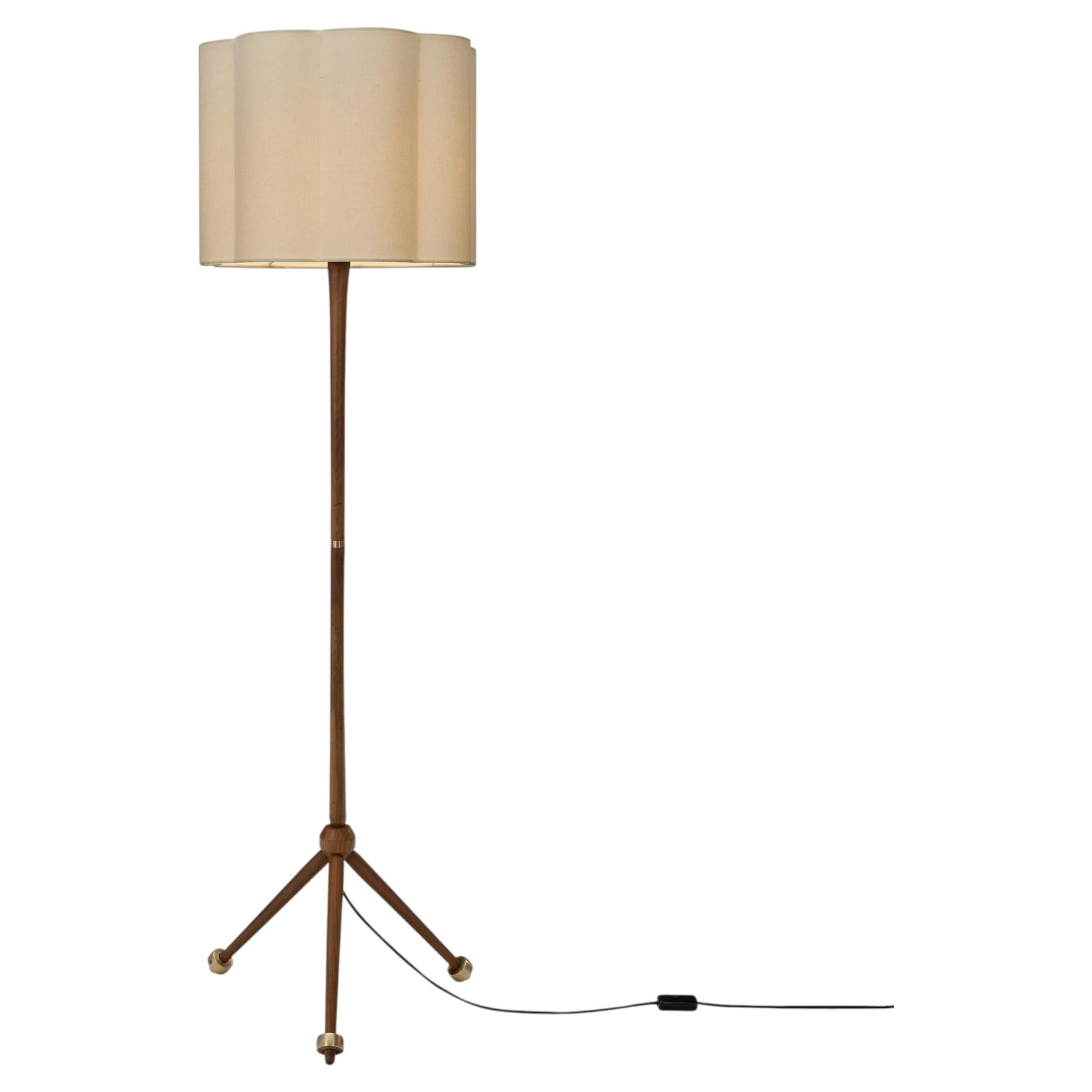 Moderne skandinavische Holz-Stehlampe mit Dreifuß, Skandinavien, 1950er Jahre