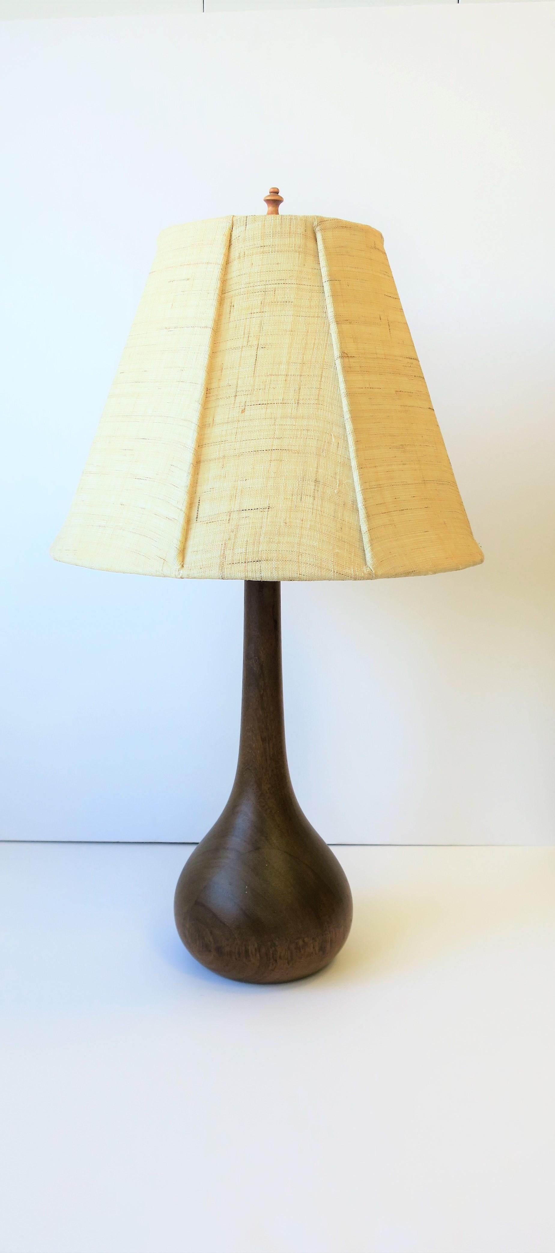 A beautiful Scandinavian or Danish modern organic shaped wood lamp, circa mid-20th century Denmark or Scandinavia. 

Lamp measurements: 
7.5