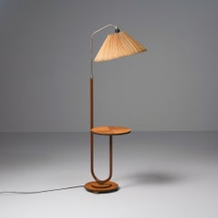 Lámpara de pie escandinava moderna de madera con mesa auxiliar, Finlandia, años 40