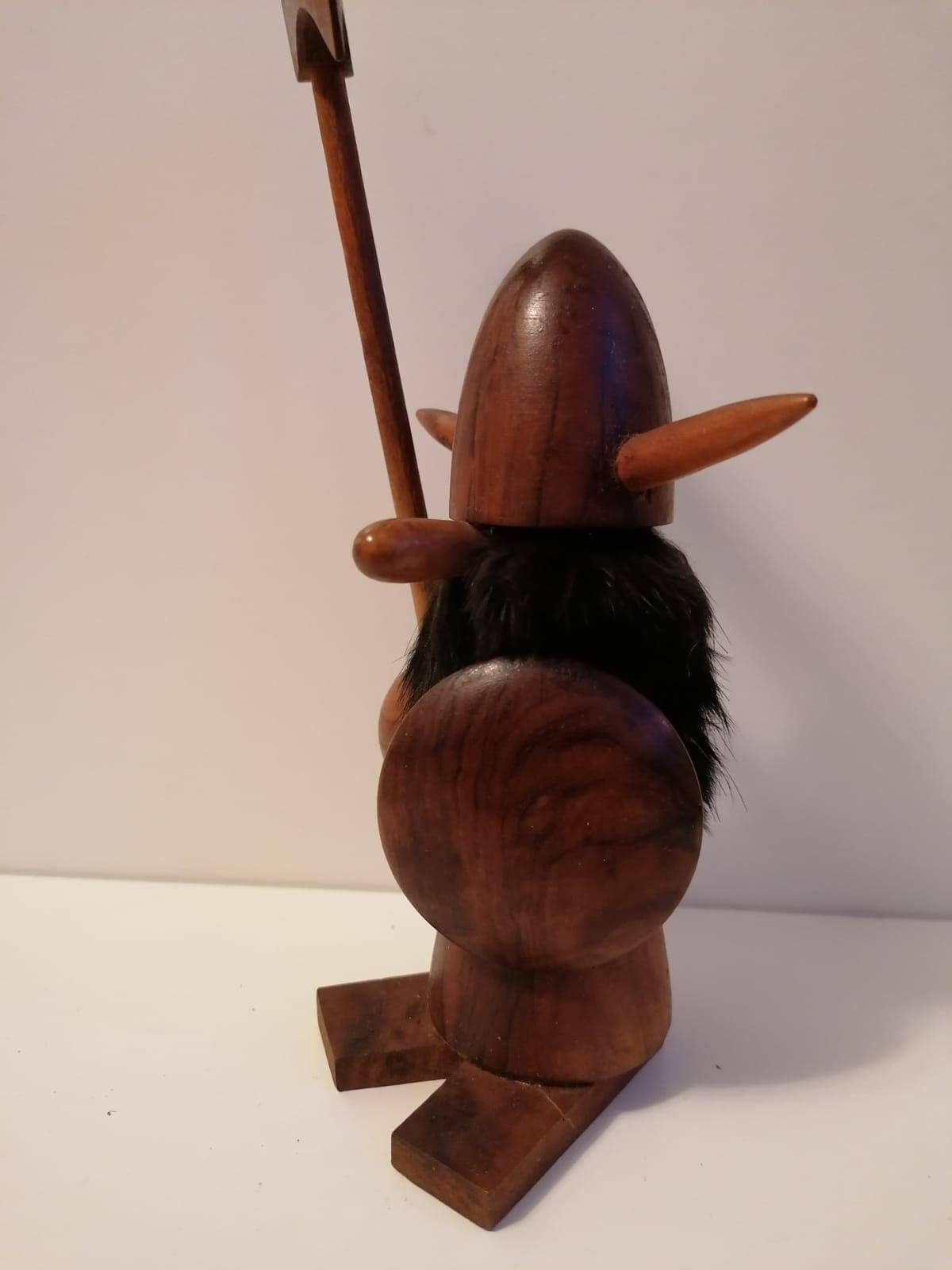 Hartholzspielzeug Viking aus den 1950er Jahren, das Kay Bojesen zugeschrieben wird.