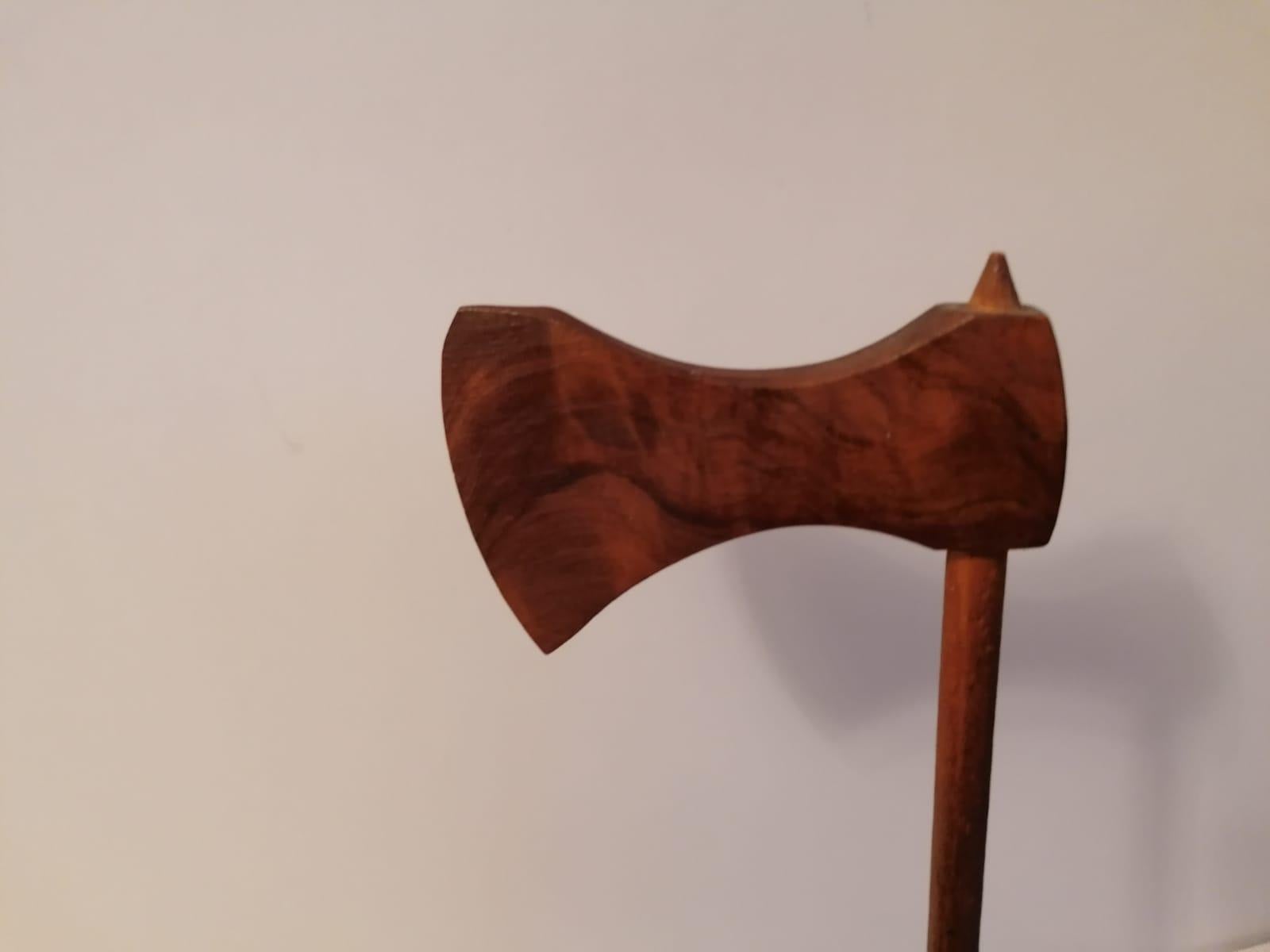 Skandinavische moderne Viking-Figur aus Holz, Skandinavisch Modern (Messing) im Angebot