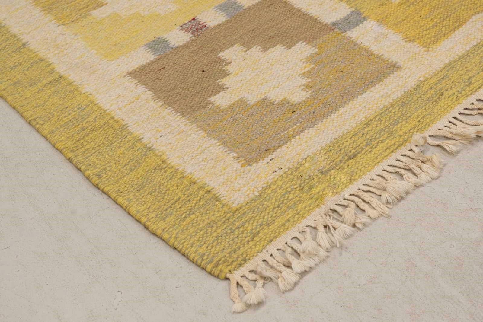 An absolutely gorgeous Scandinavian modern rölakan flatweave rug. This rug is unsigned but is attributed to Ida Rydelius.

It features a bright, mottled center field framed by squares with geometric designs. Handwoven from pure wool, the rug