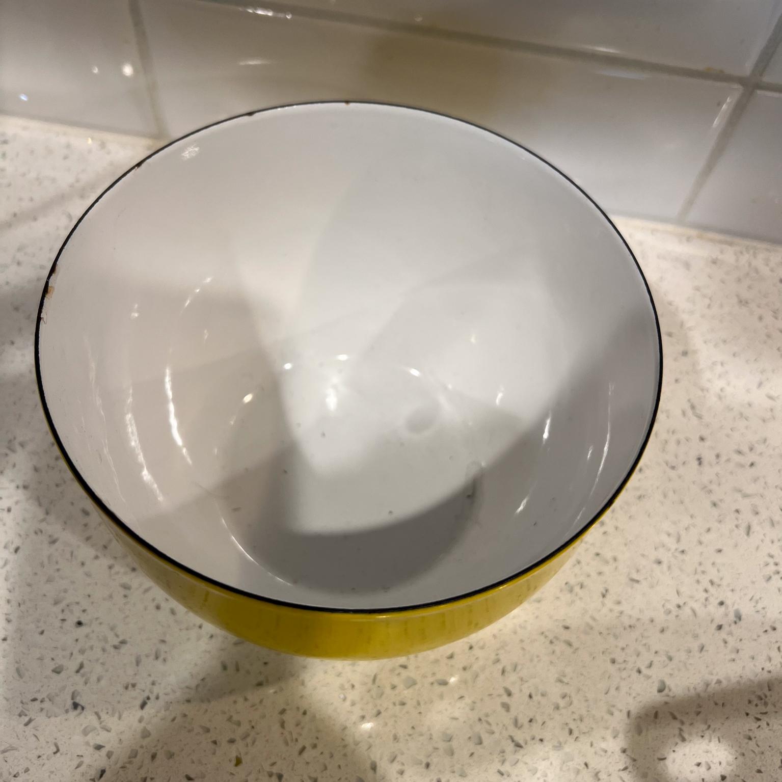 Scandinavian Modern Yellow Enamel Serving Mixing Bowl In Good Condition For Sale In Chula Vista, CA